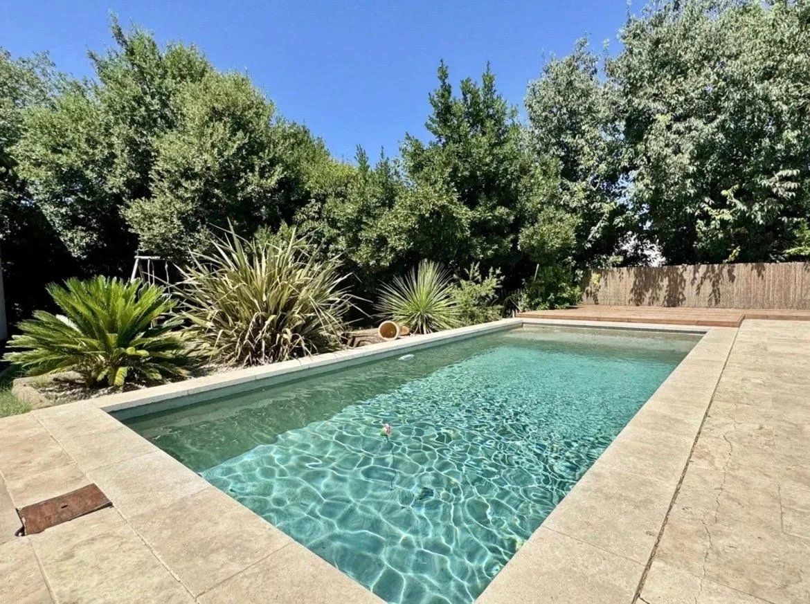 Blauzac, contemporary single-storey villa, 150m2, 3 bedrooms + mezzanine, swimming pool, convertible basement 150m2