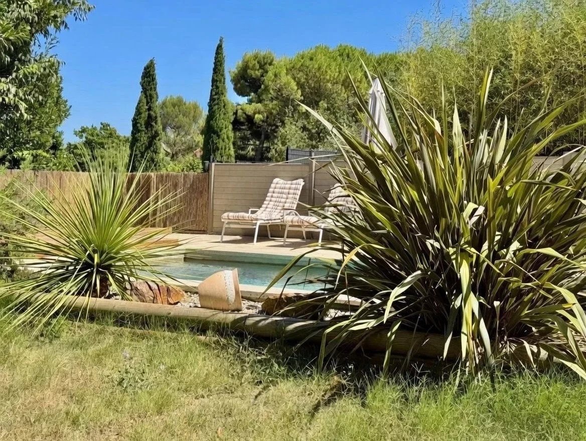 Blauzac, contemporary single-storey villa, 150m2, 3 bedrooms + mezzanine, swimming pool, convertible basement 150m2