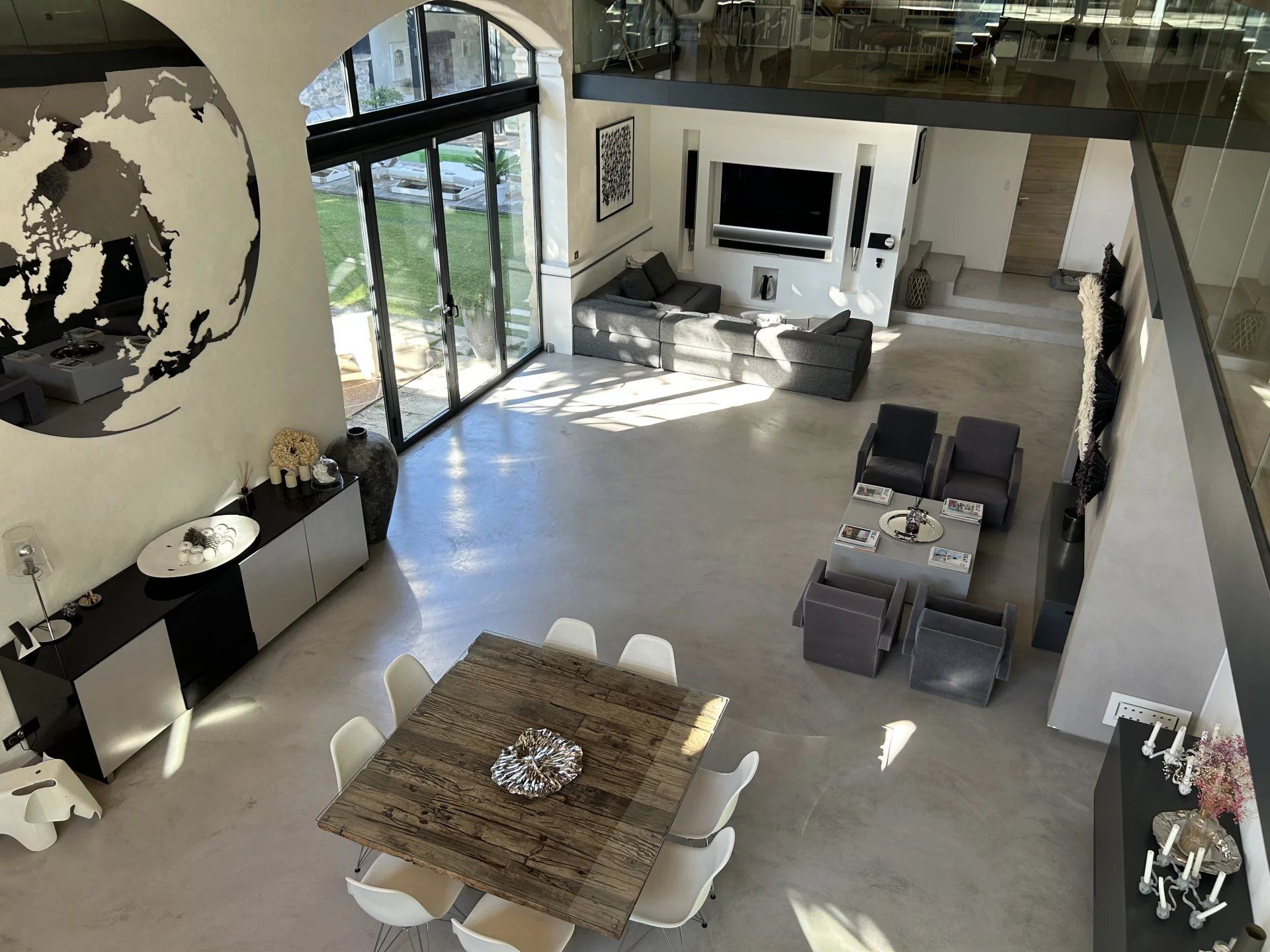 Luxurious village house in Aimargues, 551m2, 5 bedrooms and office, indoor and outdoor pool, meeting room, gym, dance studio, cinema, spa, hammam, no vis-à-vis