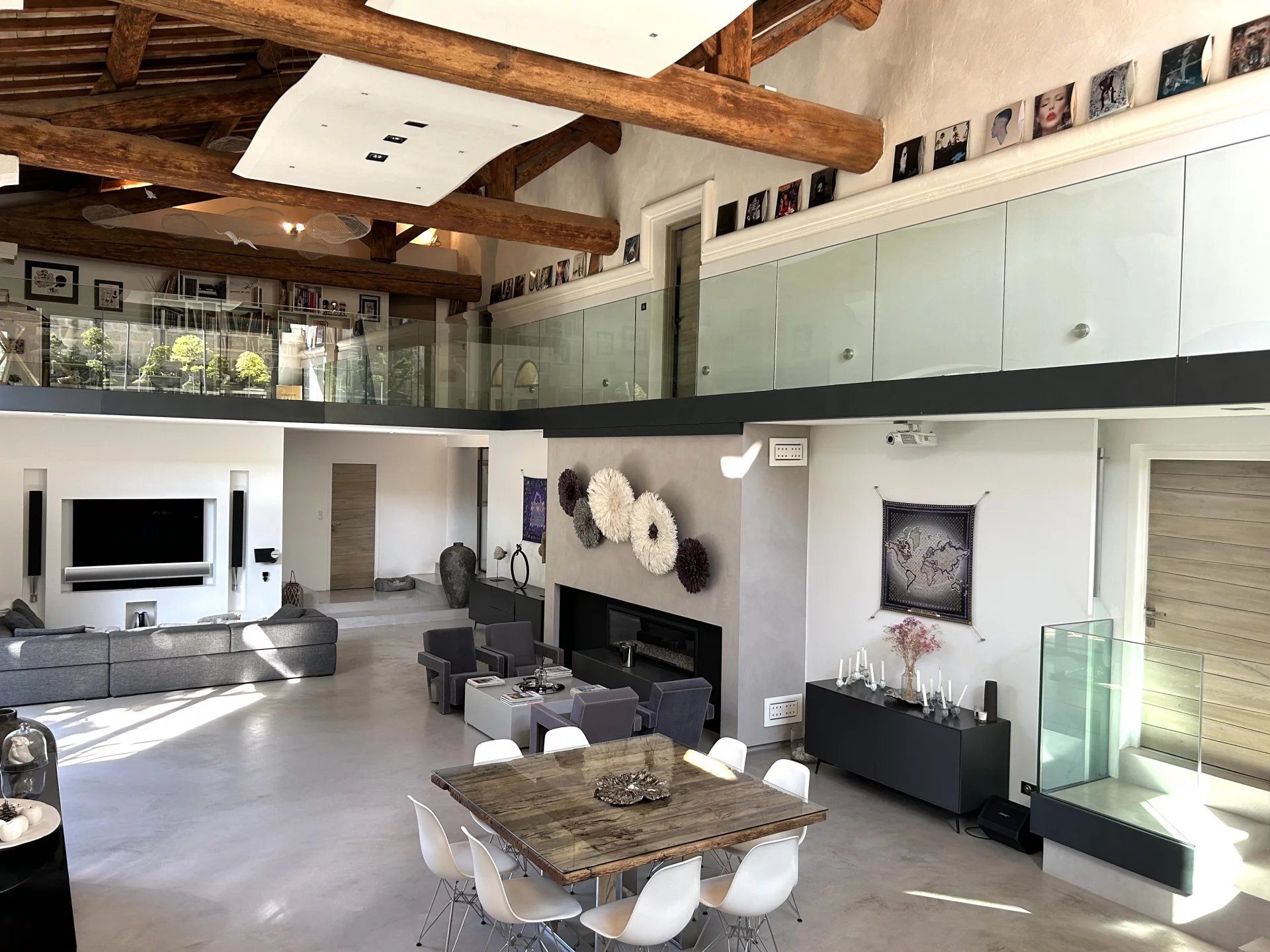 Luxurious village house in Aimargues, 551m2, 5 bedrooms and office, indoor and outdoor pool, meeting room, gym, dance studio, cinema, spa, hammam, no vis-à-vis