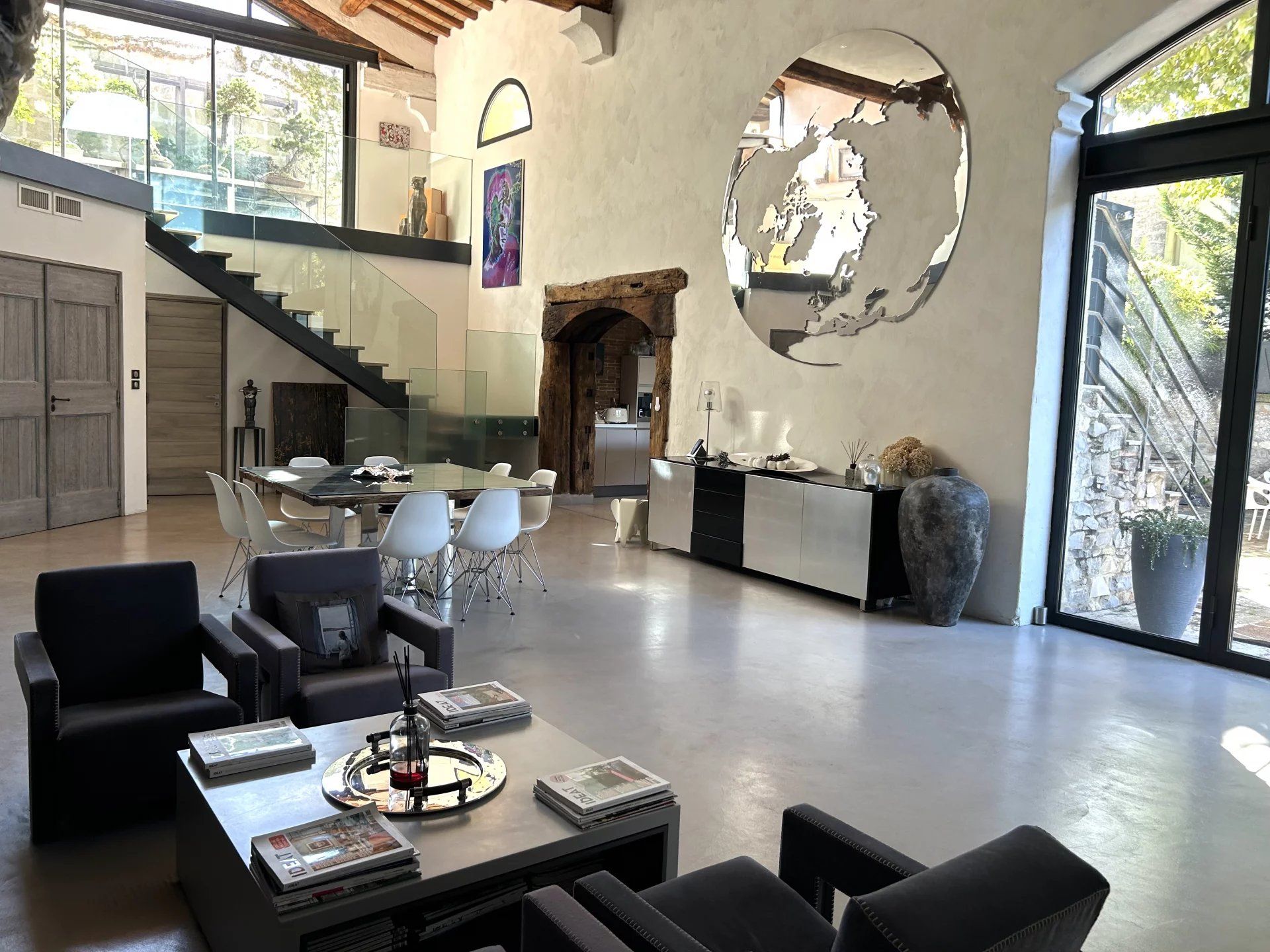 Luxurious village house in Aimargues, 551m2, 5 bedrooms and office, indoor and outdoor pool, meeting room, gym, dance studio, cinema, spa, hammam, no vis-à-vis