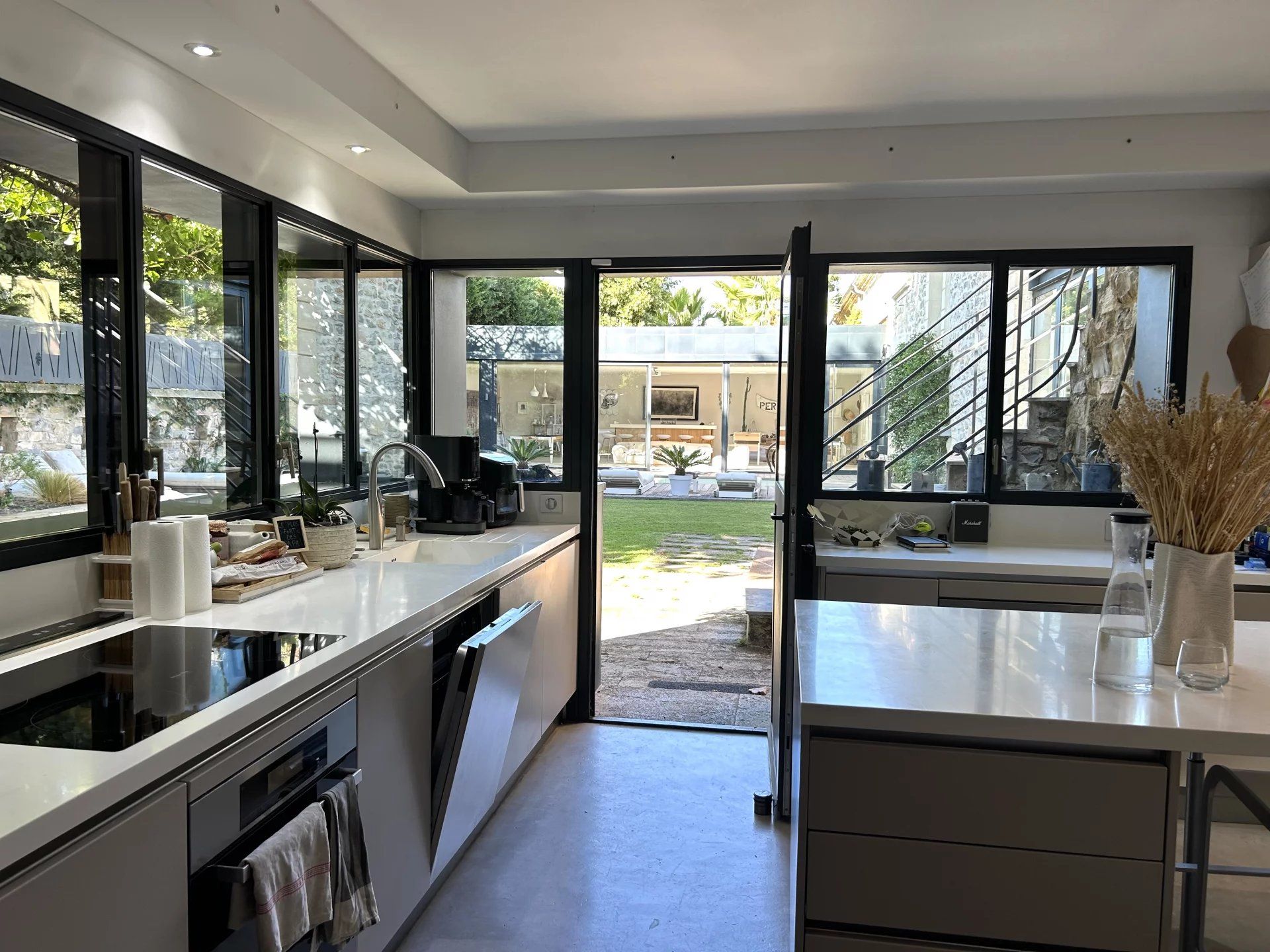 Luxurious village house in Aimargues, 551m2, 5 bedrooms and office, indoor and outdoor pool, meeting room, gym, dance studio, cinema, spa, hammam, no vis-à-vis