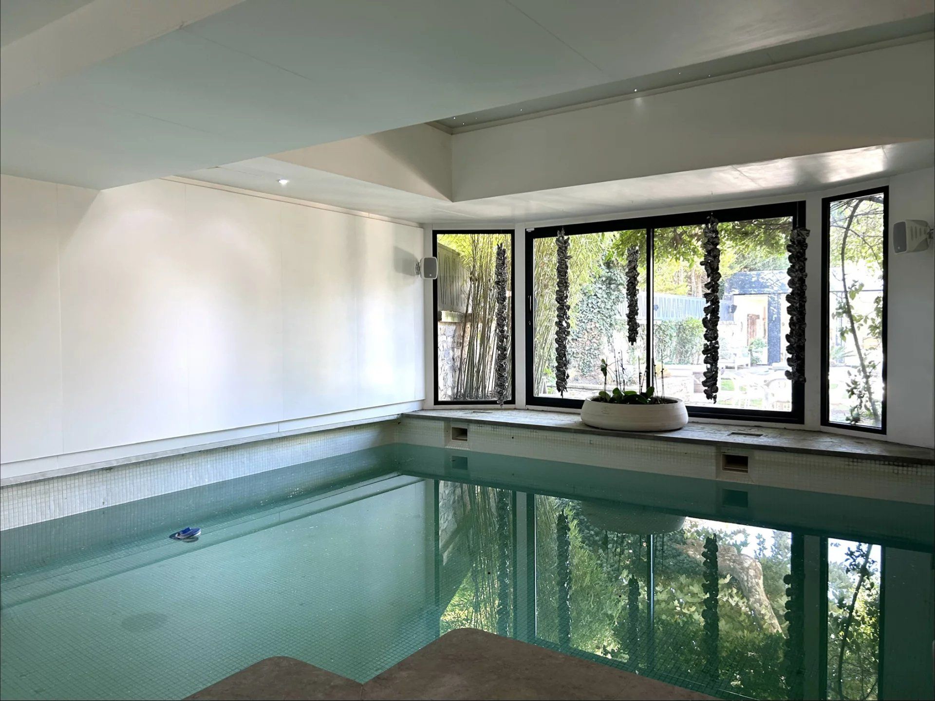 Luxurious village house in Aimargues, 551m2, 5 bedrooms and office, indoor and outdoor pool, meeting room, gym, dance studio, cinema, spa, hammam, no vis-à-vis