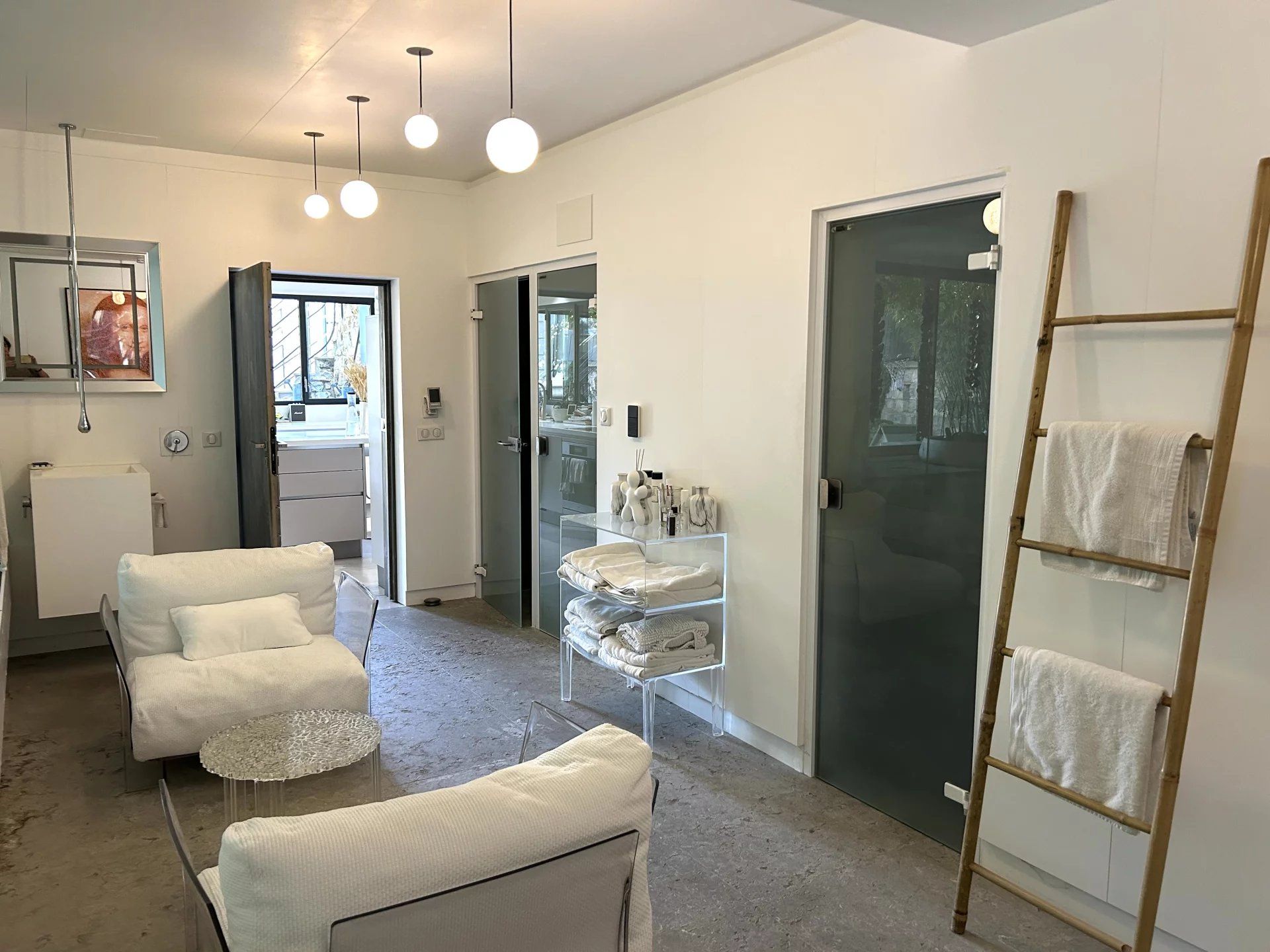 Luxurious village house in Aimargues, 551m2, 5 bedrooms and office, indoor and outdoor pool, meeting room, gym, dance studio, cinema, spa, hammam, no vis-à-vis