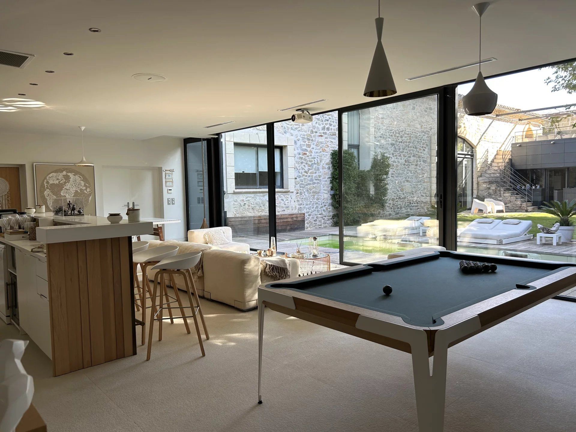 Luxurious village house in Aimargues, 551m2, 5 bedrooms and office, indoor and outdoor pool, meeting room, gym, dance studio, cinema, spa, hammam, no vis-à-vis