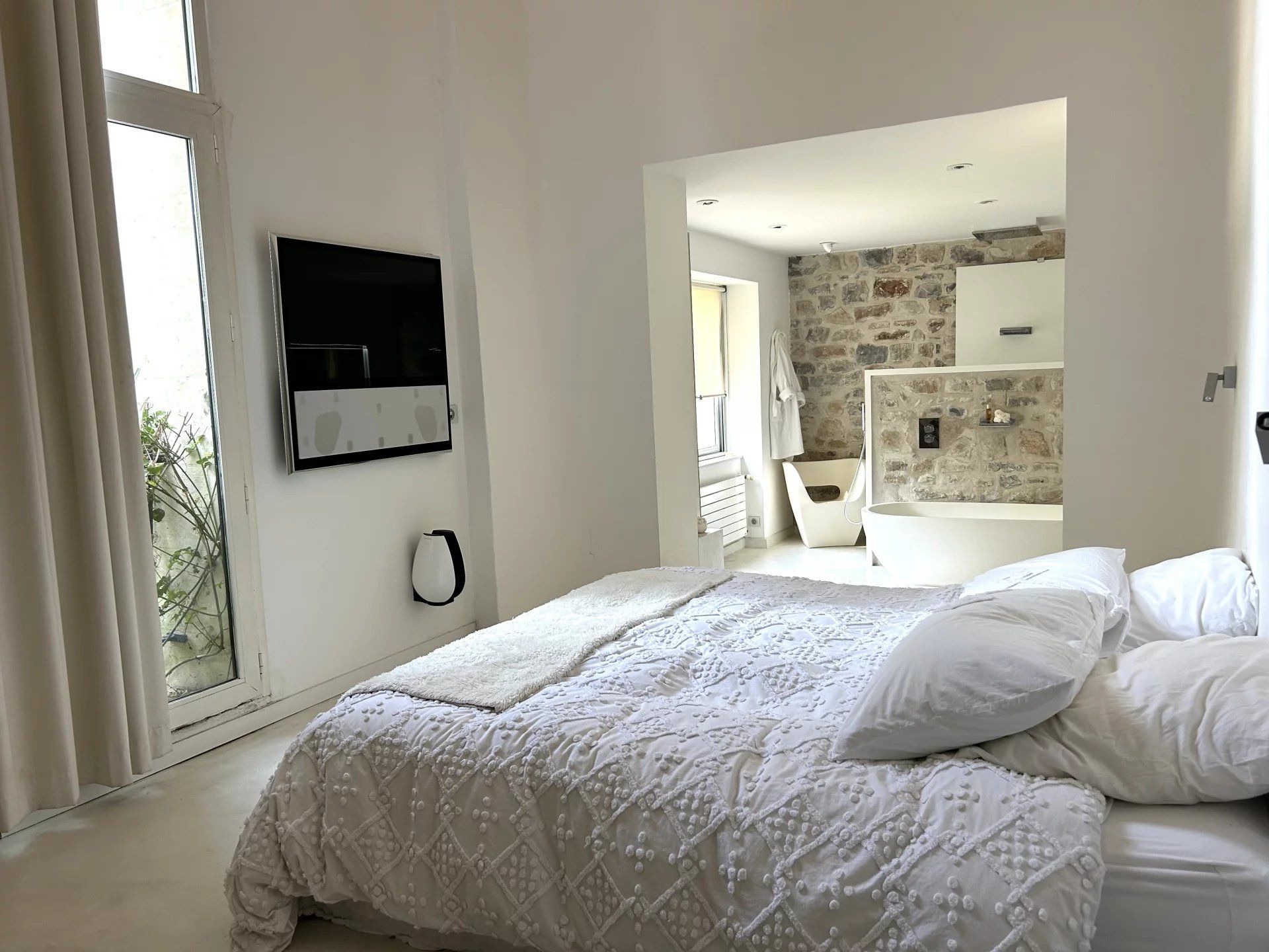 Luxurious village house in Aimargues, 551m2, 5 bedrooms and office, indoor and outdoor pool, meeting room, gym, dance studio, cinema, spa, hammam, no vis-à-vis