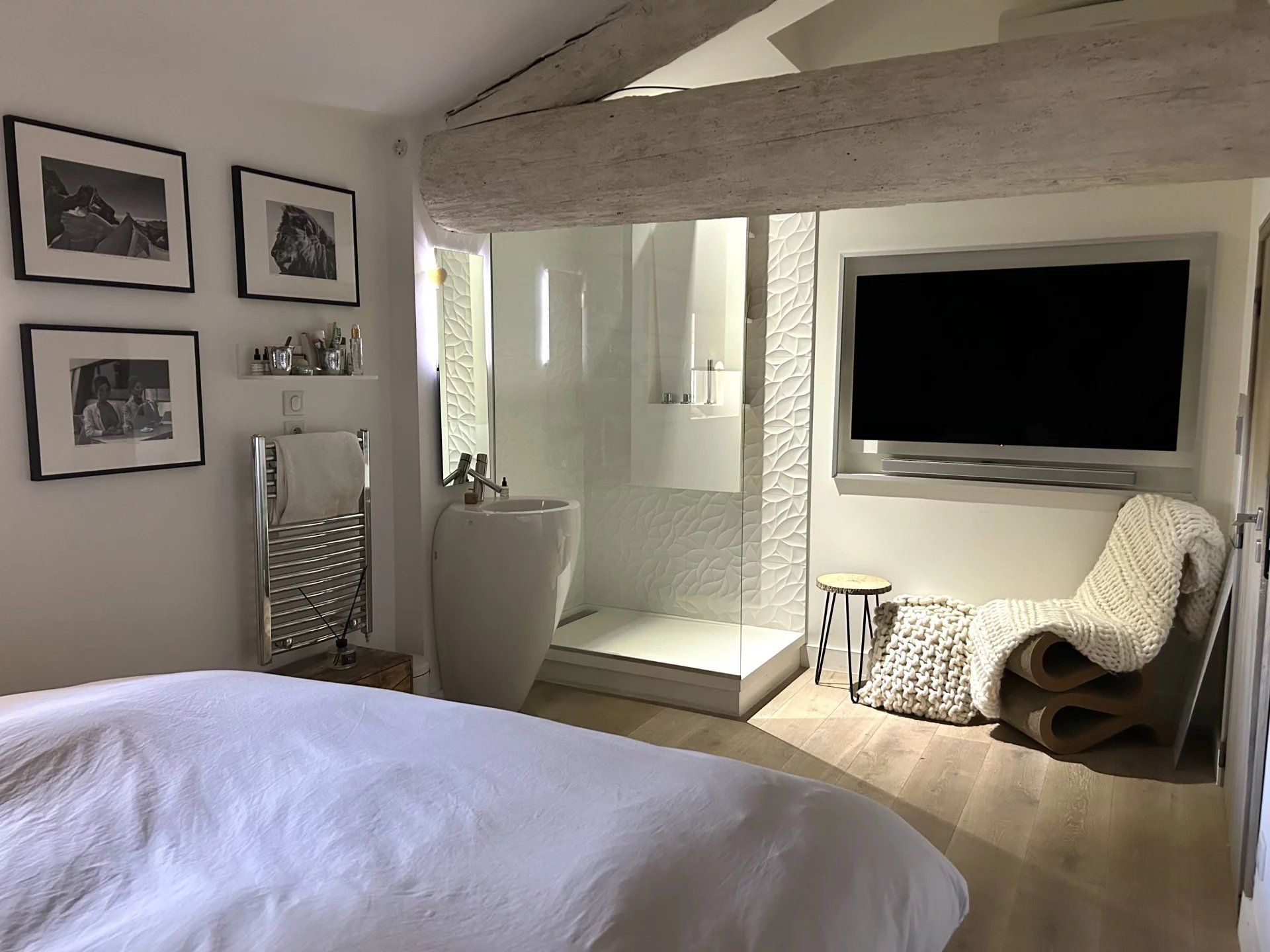 Luxurious village house in Aimargues, 551m2, 5 bedrooms and office, indoor and outdoor pool, meeting room, gym, dance studio, cinema, spa, hammam, no vis-à-vis