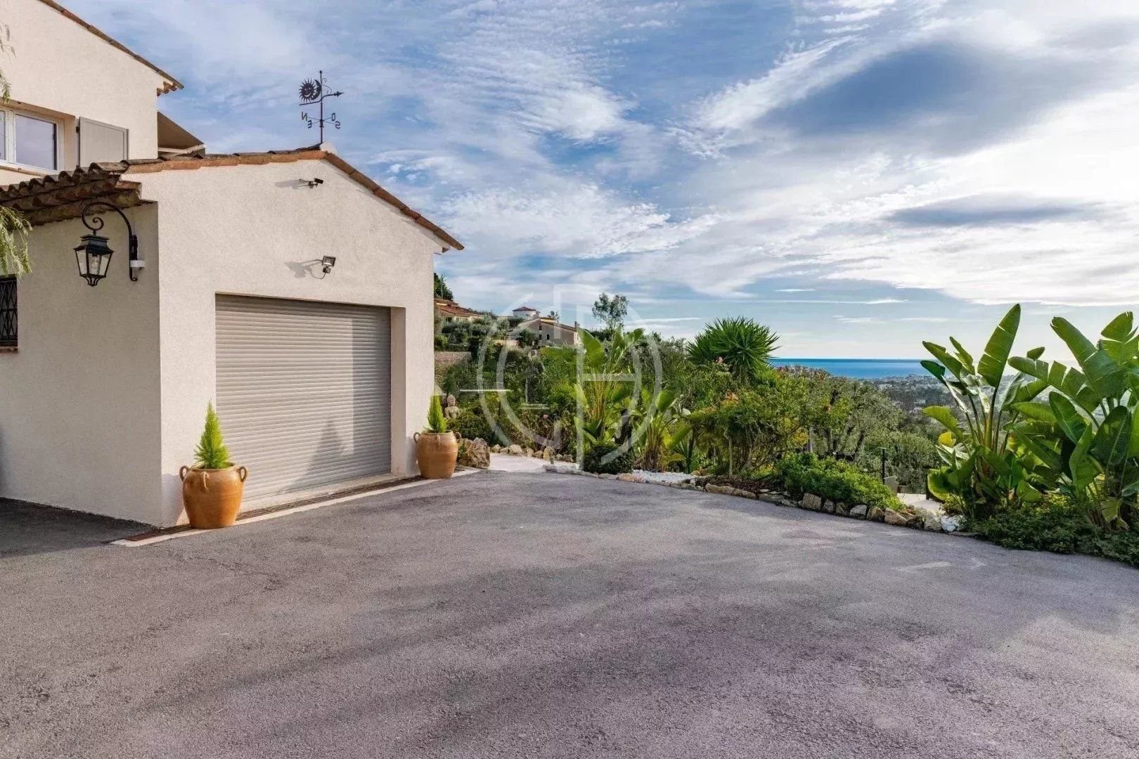 MOUGINS - BELLE VILLA - VUE MER