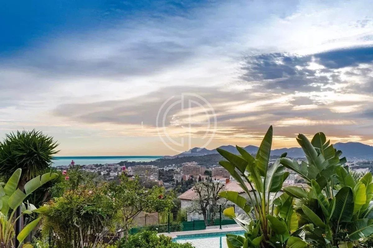 MOUGINS - BELLE VILLA - VUE MER