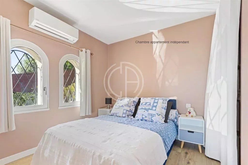 MOUGINS - BELLE VILLA - VUE MER