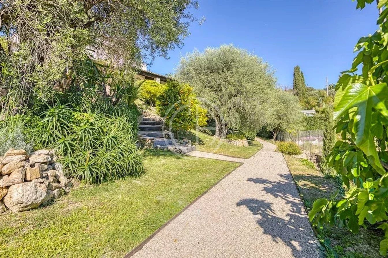 MOUGINS - BELLE VILLA - VUE MER