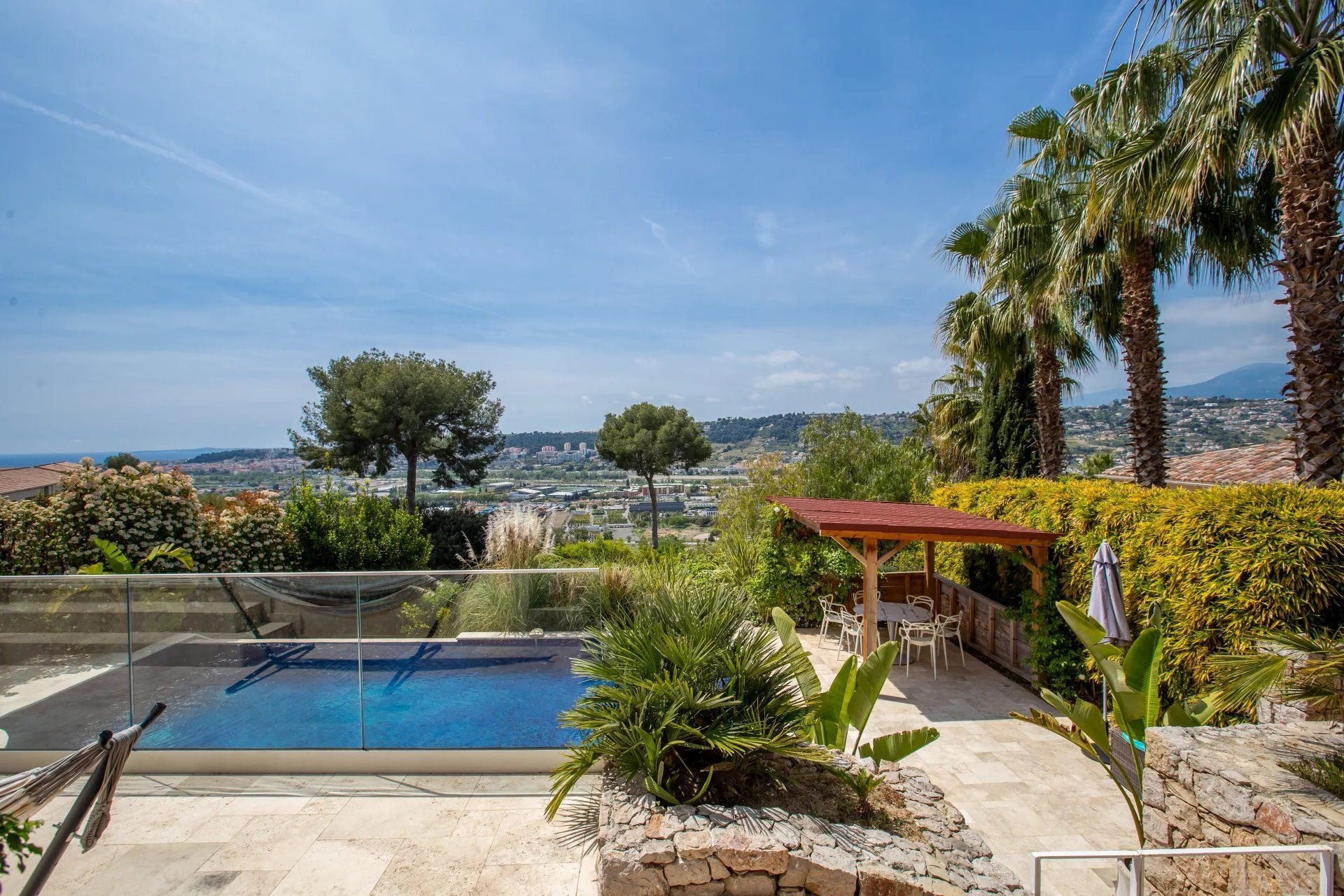 Nice Corniche Fleurie - villa 6 pièces -- piscine -calme- garages - vue dégagée verdure et mer .