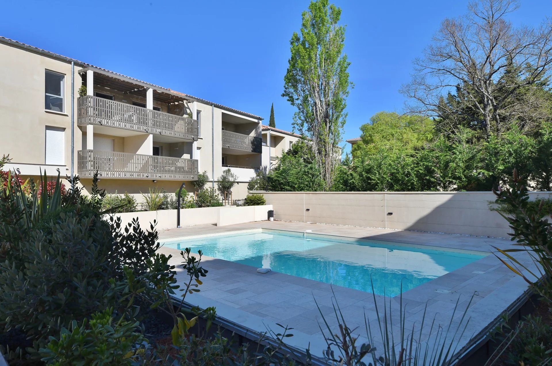 Apartment type T2 with terrace and parking Uzes by foot!