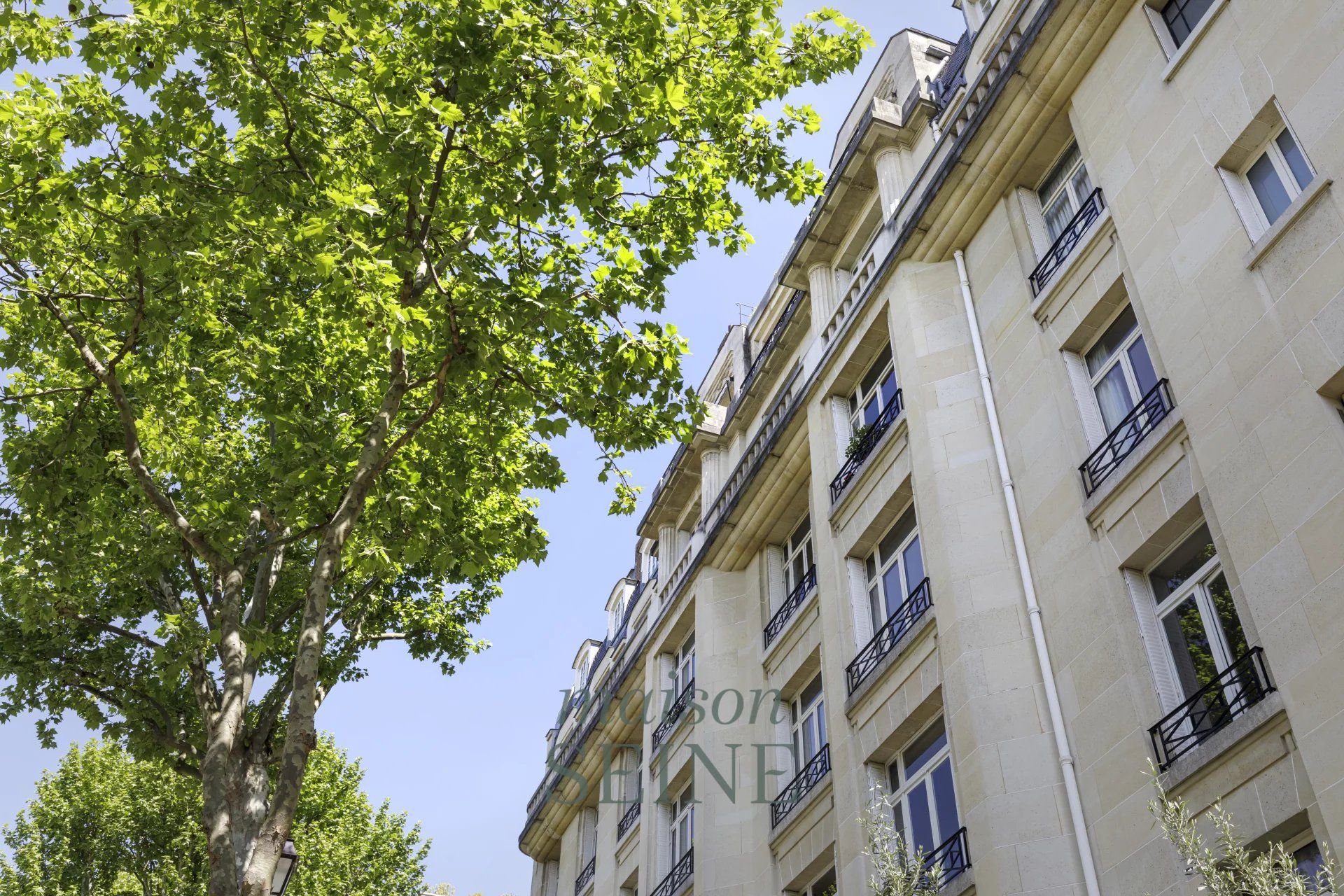 Exclusivité - Neuilly Full Pasteur - Ecole Bleue - Appartement étage élevé dans immeuble de grand standing - 2 chambres