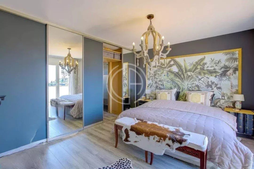 MOUGINS - BELLE VILLA - VUE MER