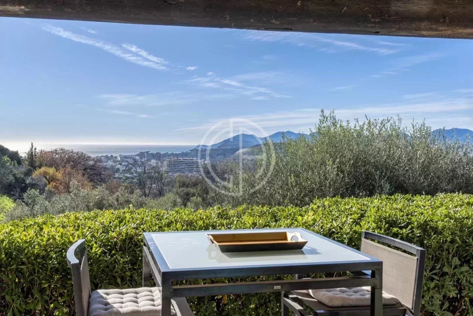 MOUGINS - BELLE VILLA - VUE MER