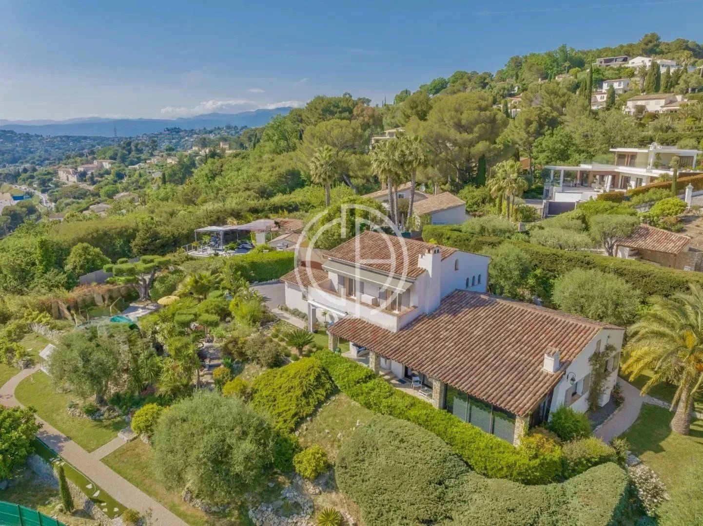 MOUGINS - BELLE VILLA - VUE MER