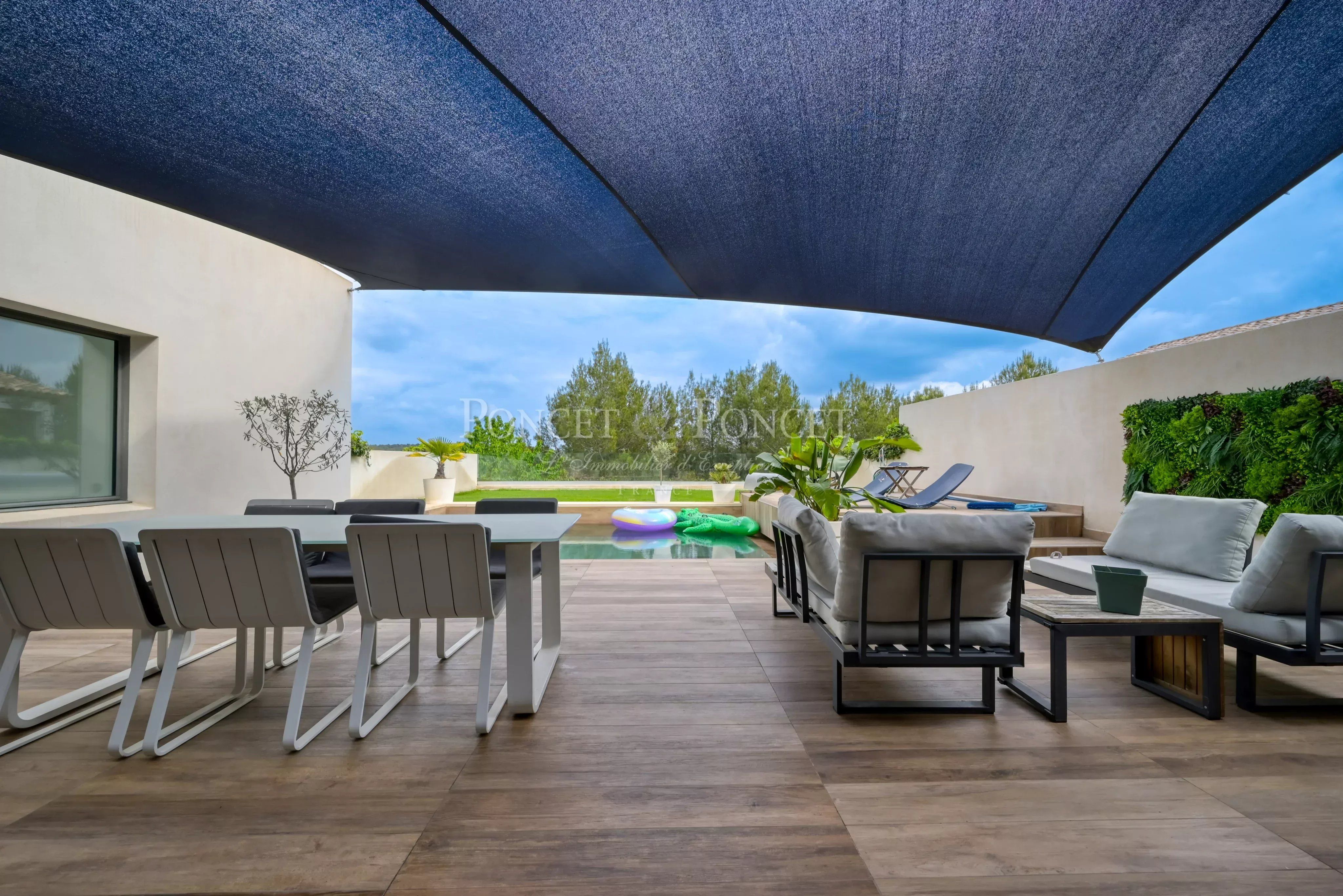 Maison moderne de standing avec piscine, jardin et prestations haut de gamme à Saint-Gély-du-Fesc