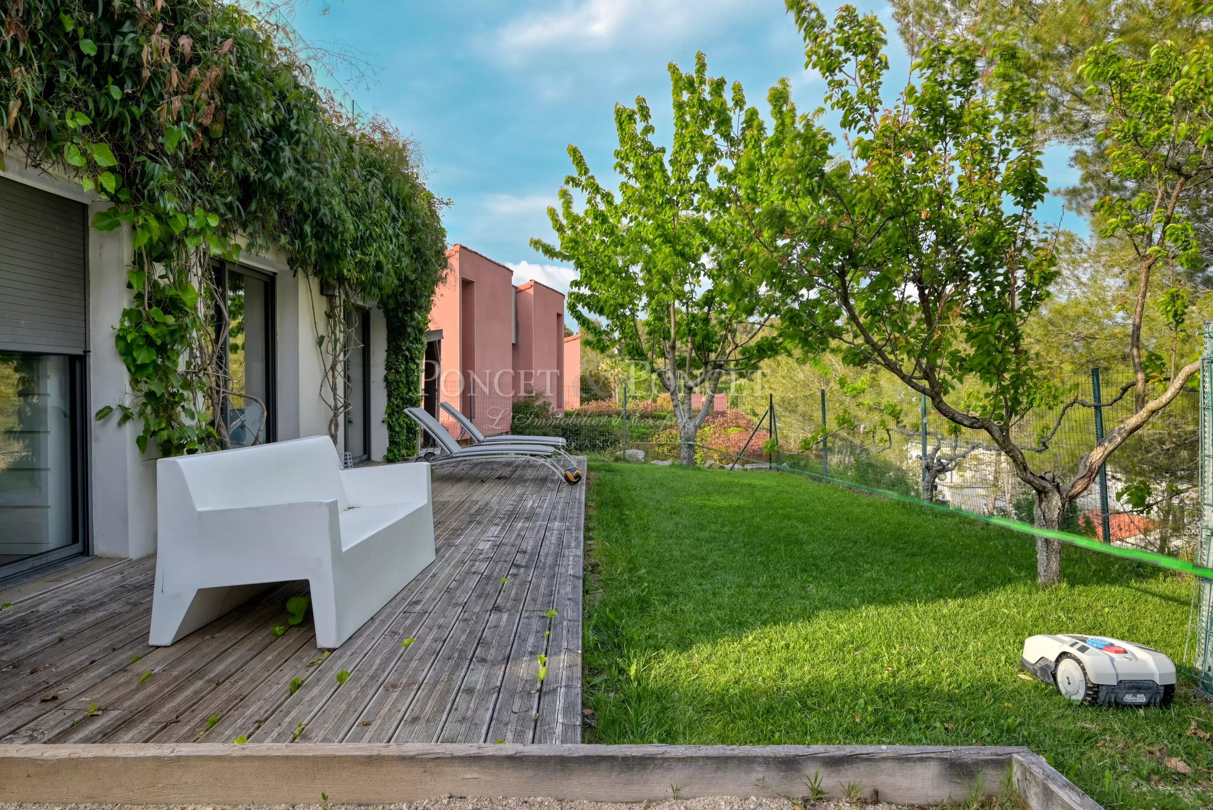 Maison moderne de standing avec piscine, jardin et prestations haut de gamme à Saint-Gély-du-Fesc
