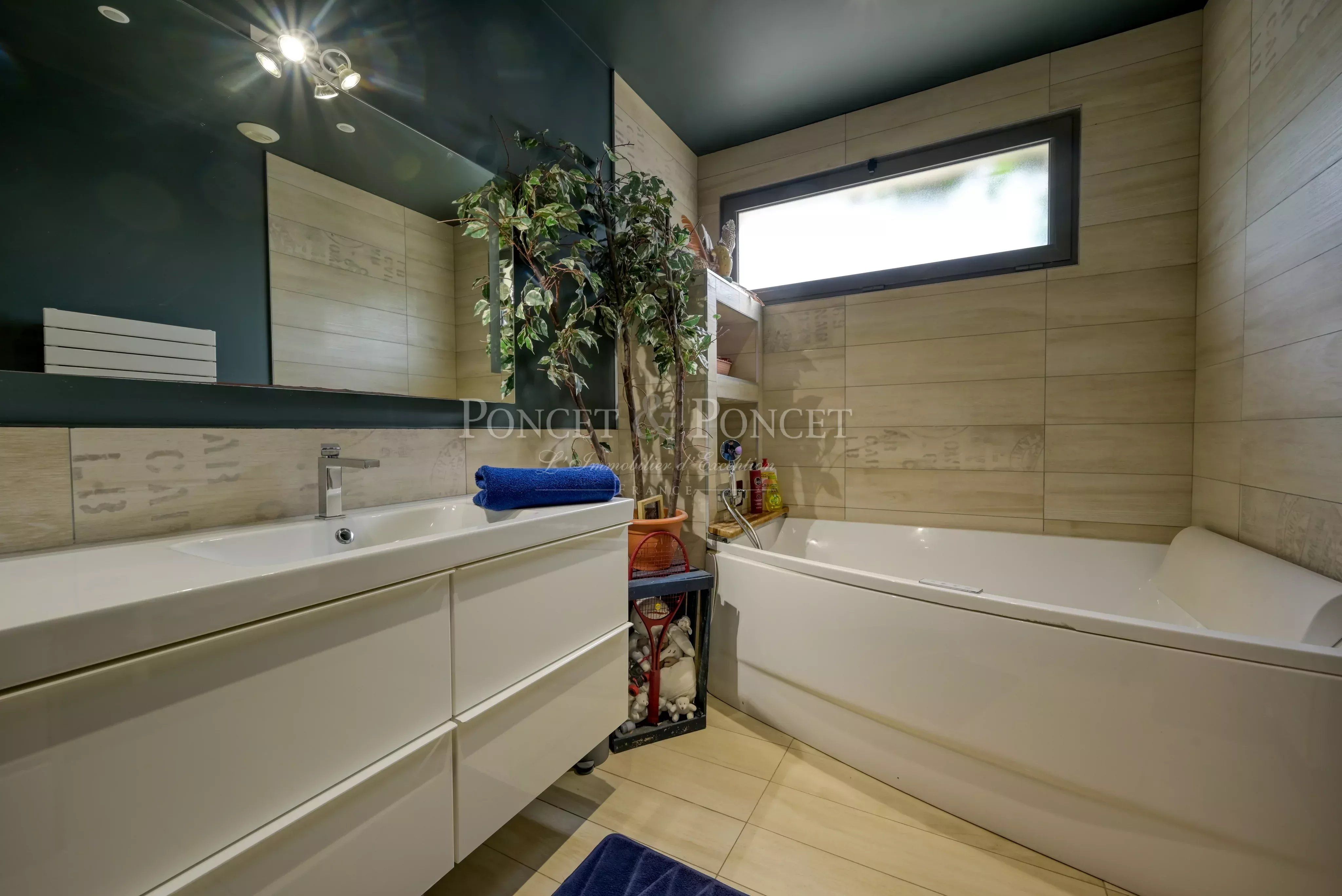 Maison moderne de standing avec piscine, jardin et prestations haut de gamme à Saint-Gély-du-Fesc