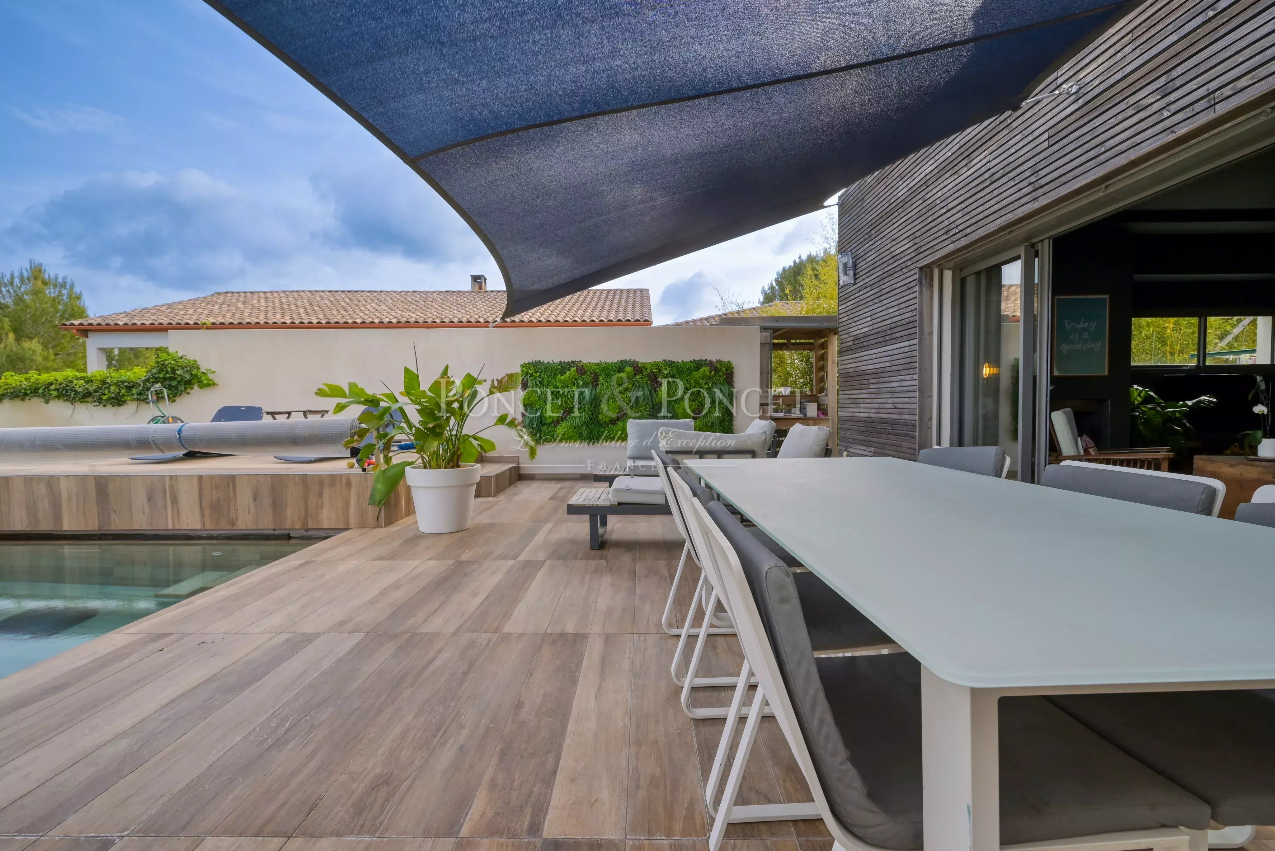 Maison moderne de standing avec piscine, jardin et prestations haut de gamme à Saint-Gély-du-Fesc