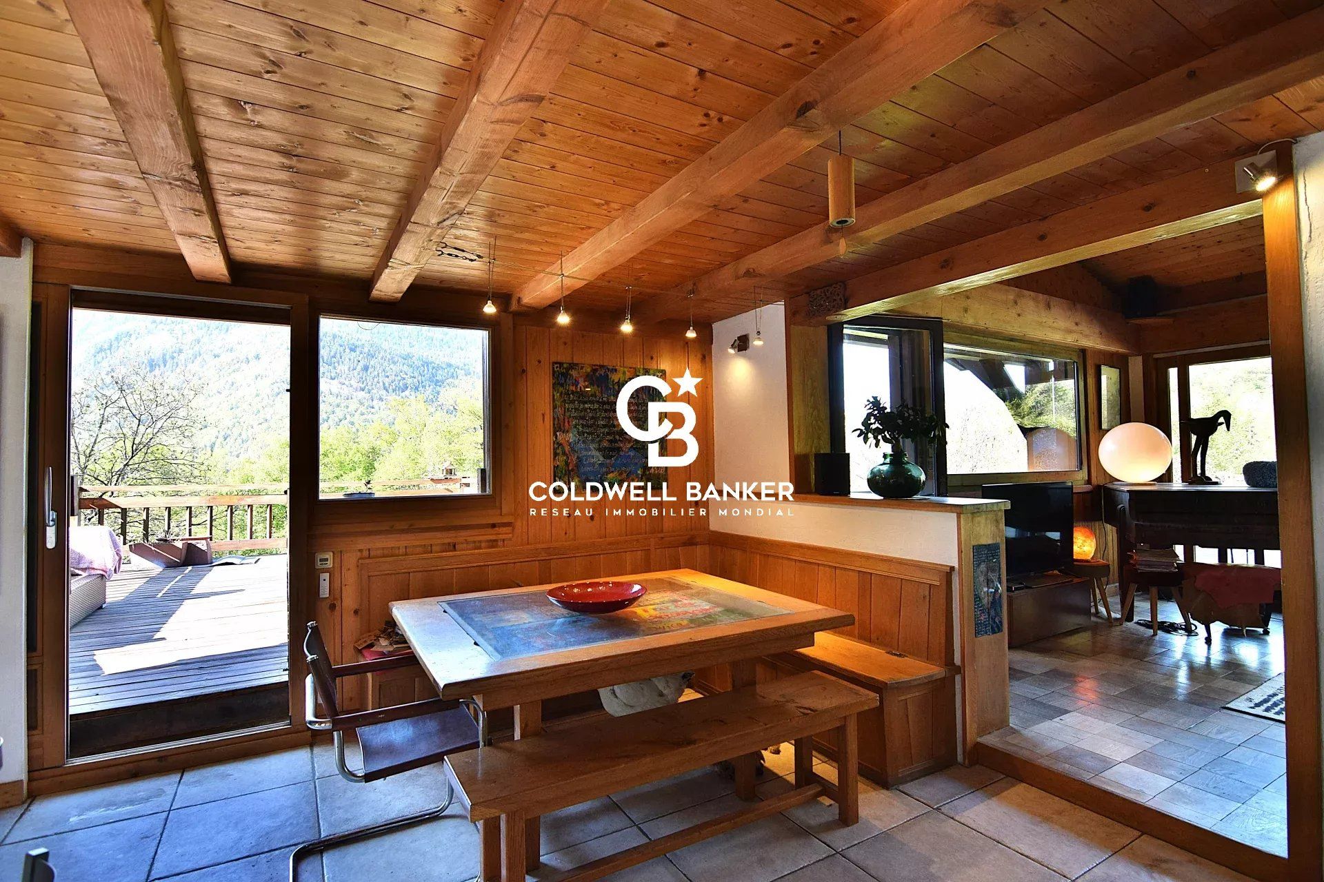 Propriété - 183 m² habitables (226 m² au total) – 6 chambres, 3 séjours avec cuisines – Servoz