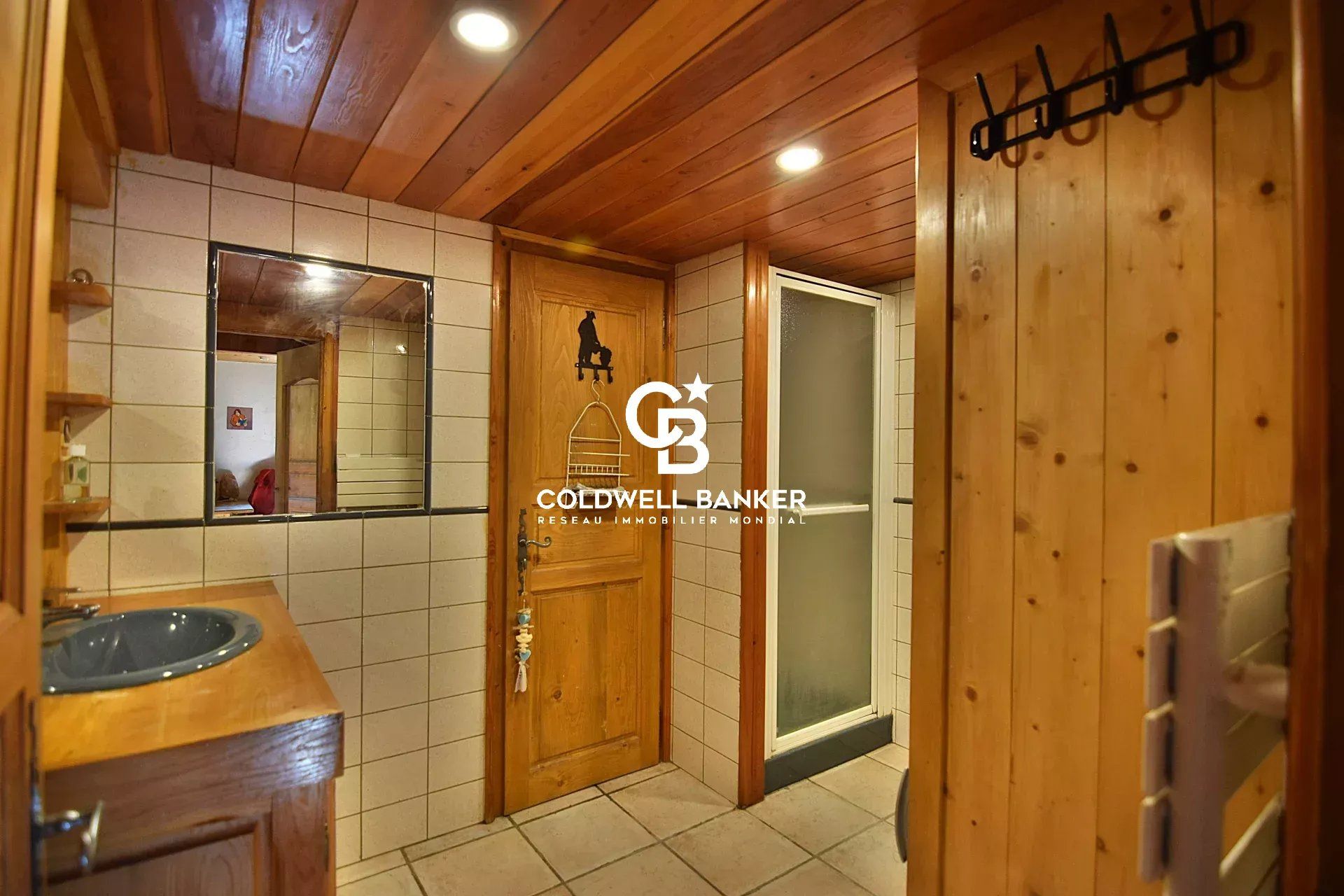 Propriété - 183 m² habitables (226 m² au total) – 6 chambres, 3 séjours avec cuisines – Servoz