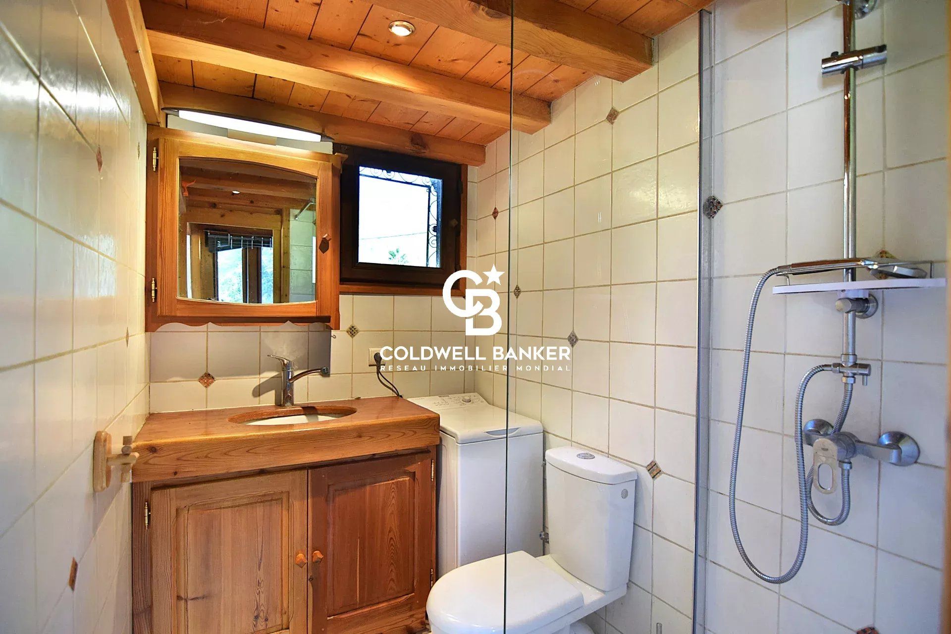 Propriété - 183 m² habitables (226 m² au total) – 6 chambres, 3 séjours avec cuisines – Servoz