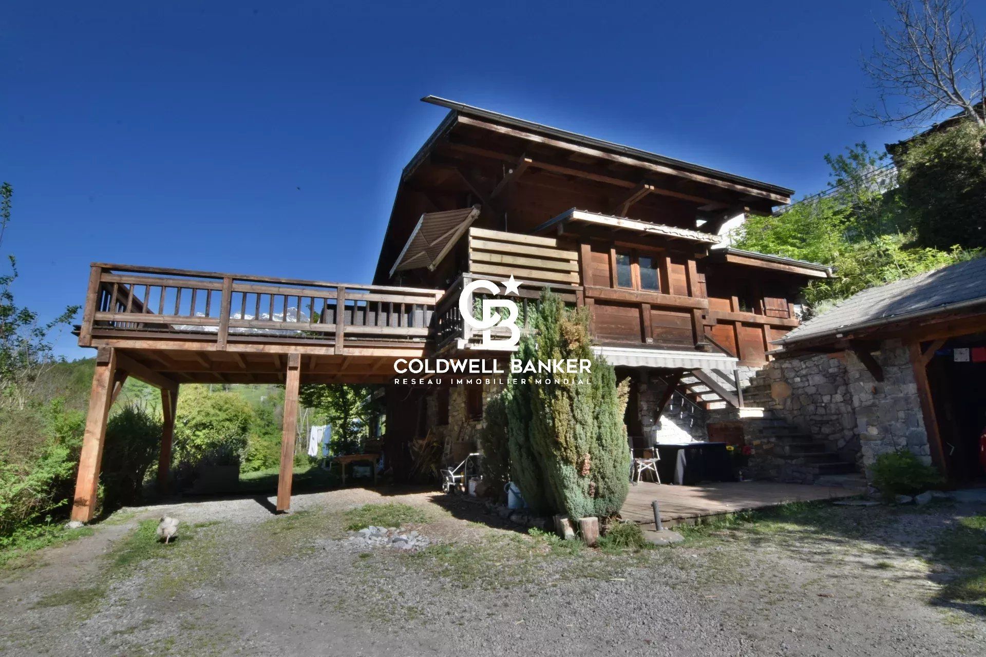 Propriété - 183 m² habitables (226 m² au total) – 6 chambres, 3 séjours avec cuisines – Servoz