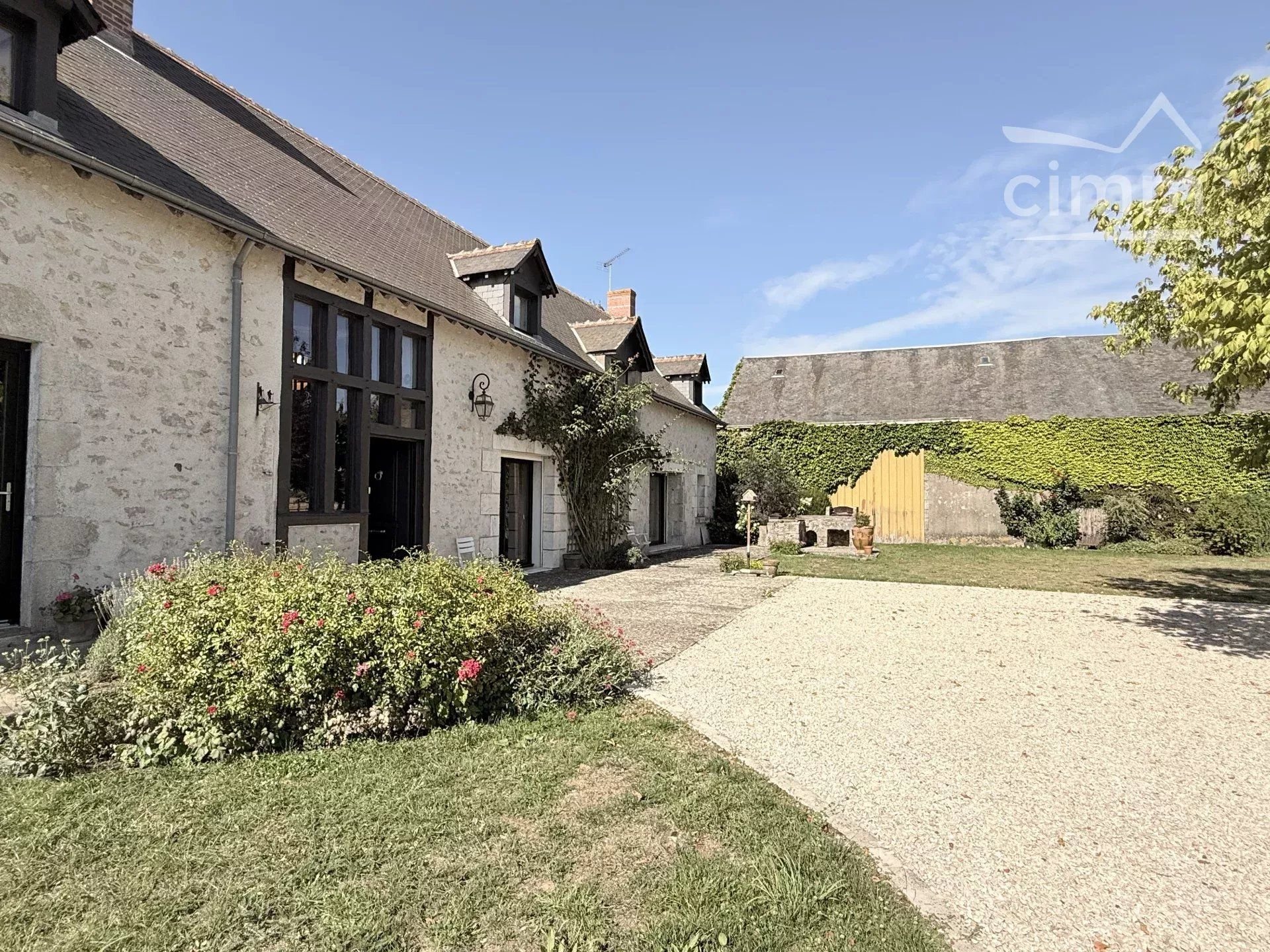 Coup de cœur à la campagne : grande longère 6 chambres, 2 salons, granges et parc arboré