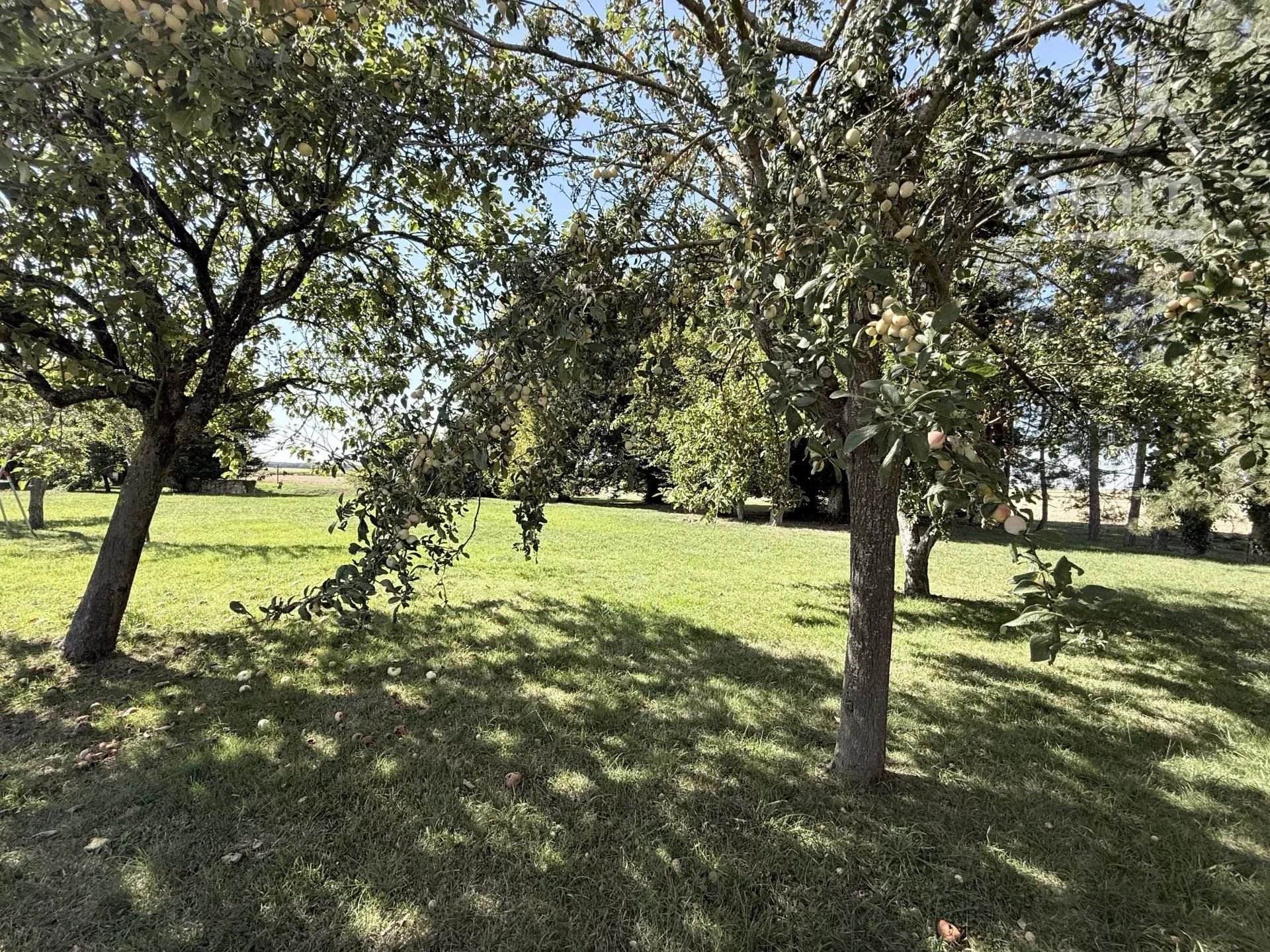 Coup de cœur à la campagne : grande longère 6 chambres, 2 salons, granges et parc arboré