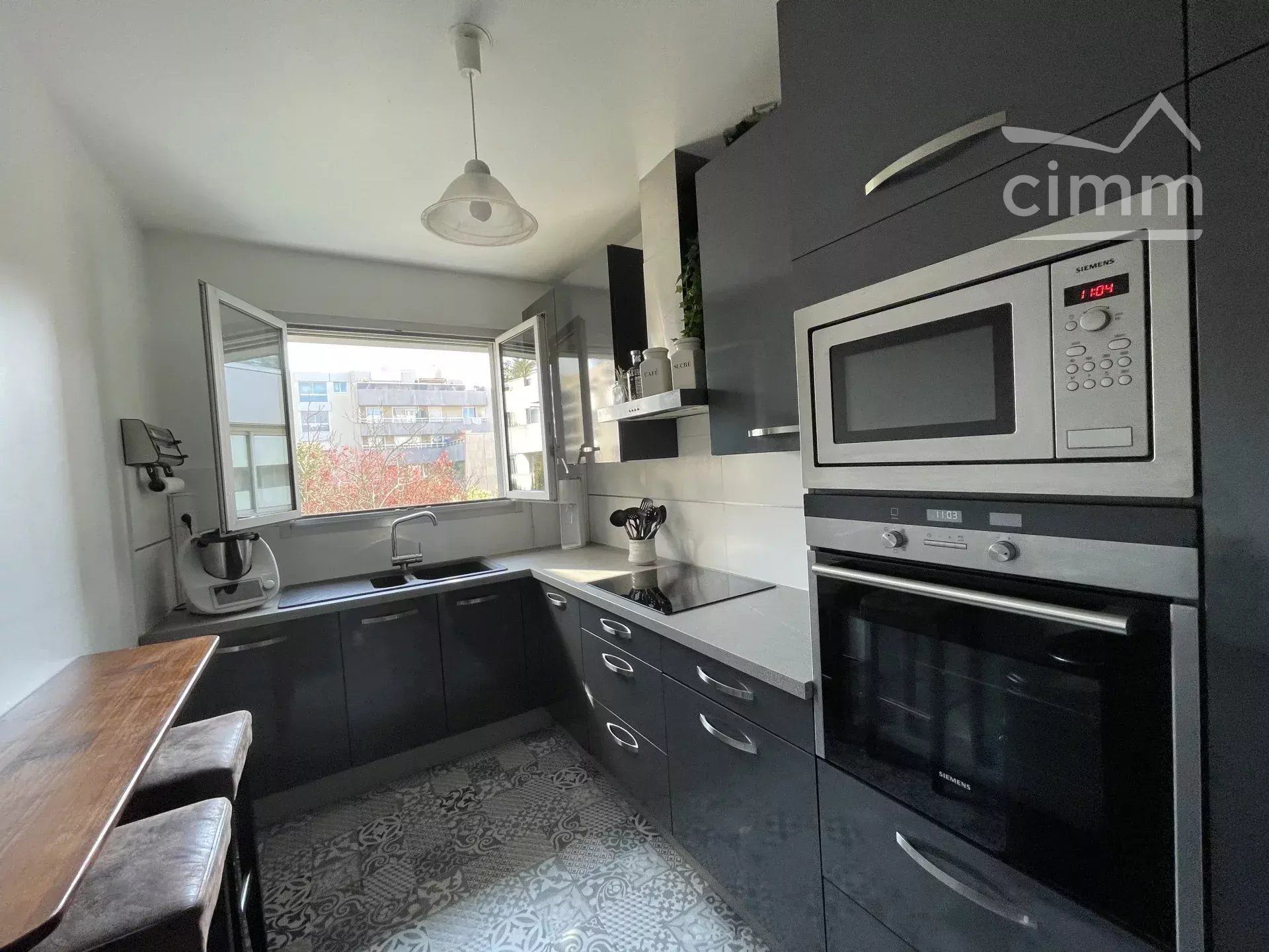Verdure et beaux volumes pour ce T4 avec loggia, caves et parkings