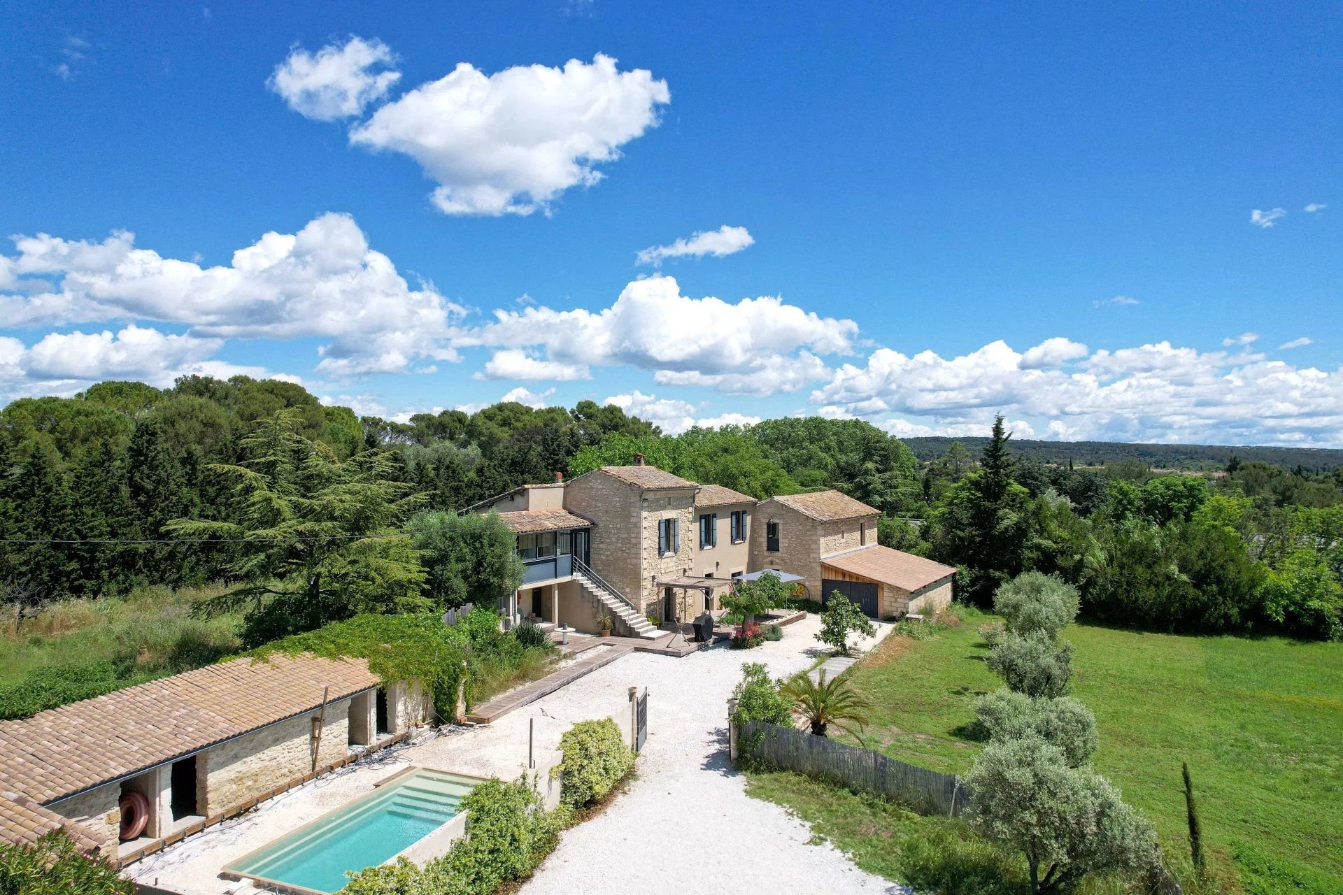 Mas XIXe avec dépendance, parc et piscine à 1,5 km du centre historique d'Uzès