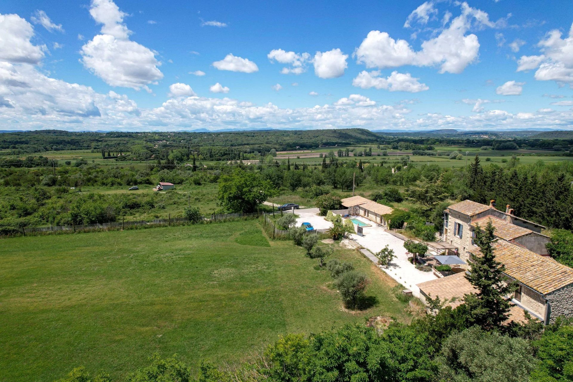 Mas XIXe avec dépendance, parc et piscine à 1,5 km du centre historique d'Uzès