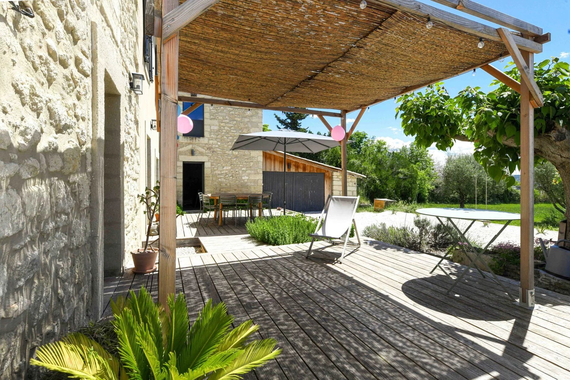 Mas XIXe avec dépendance, parc et piscine à 1,5 km du centre historique d'Uzès