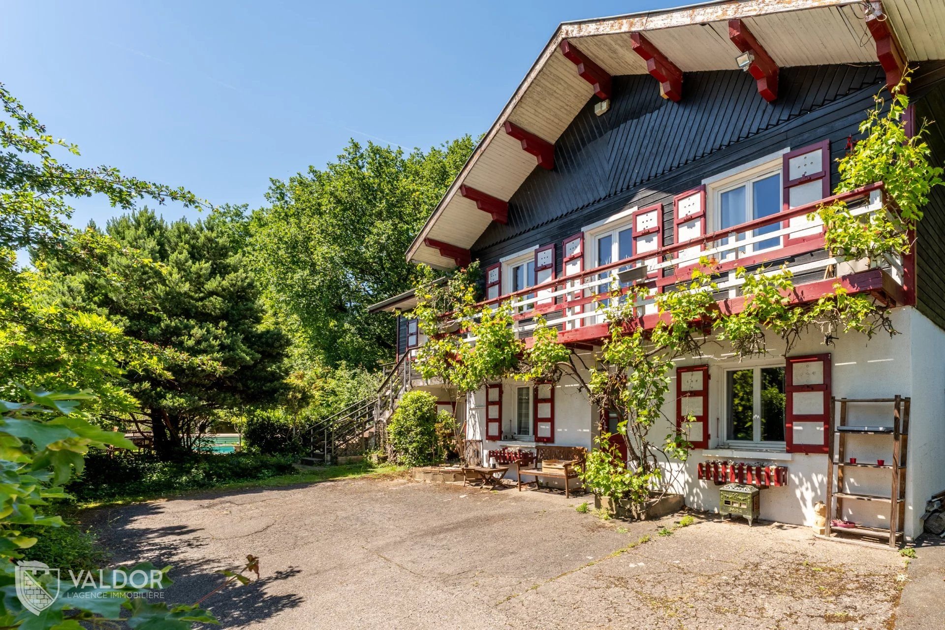 Dardilly – Chalet familial de 7 pièces avec piscine et jardin paysager