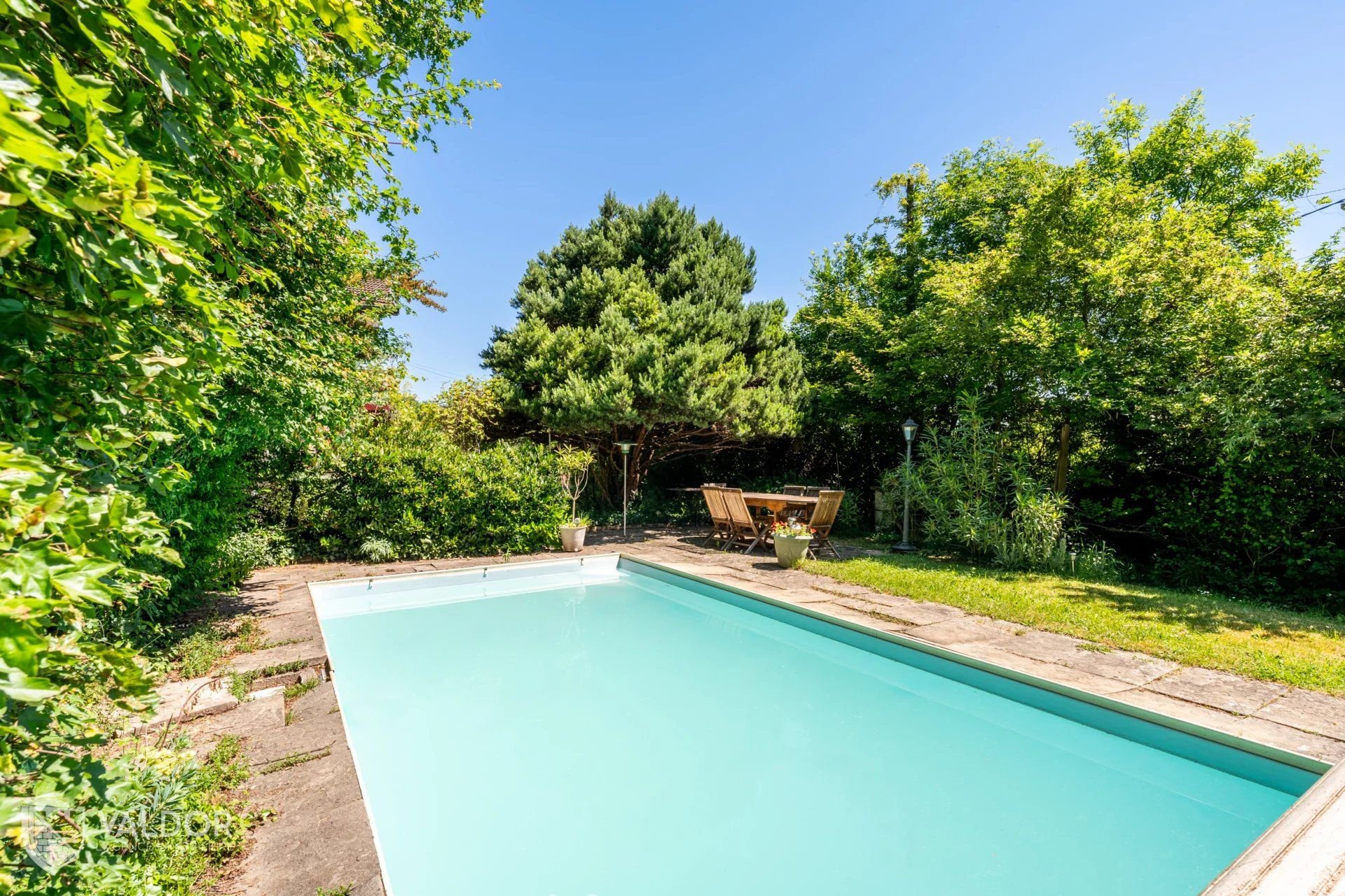 Dardilly – Chalet familial de 7 pièces avec piscine et jardin paysager