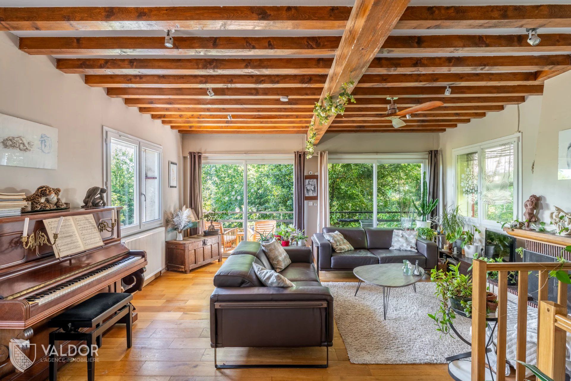 Dardilly – Chalet familial de 7 pièces avec piscine et jardin paysager