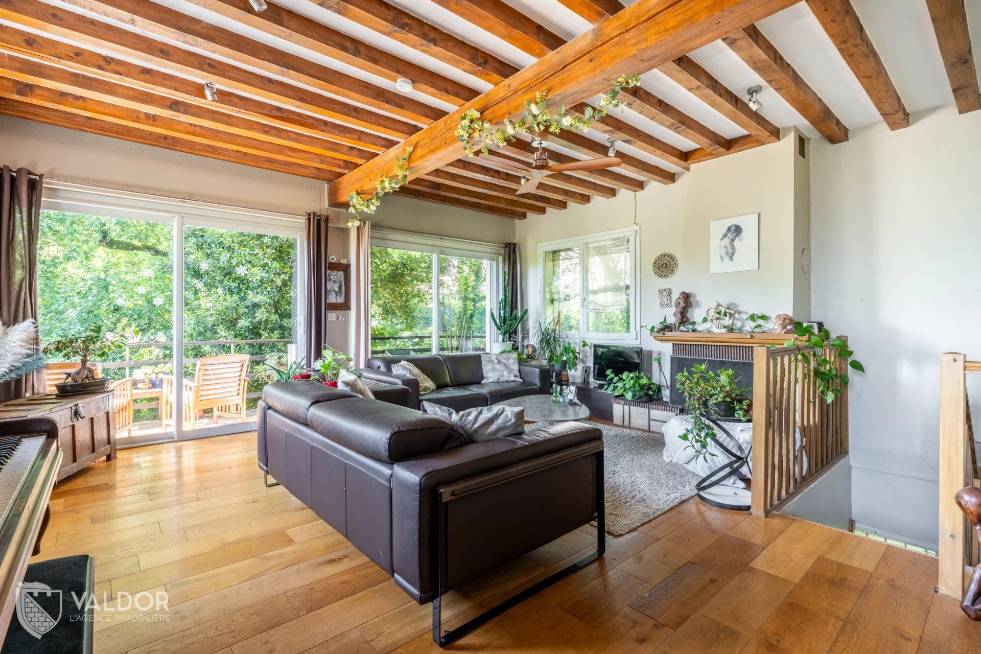 Dardilly – Chalet familial de 7 pièces avec piscine et jardin paysager