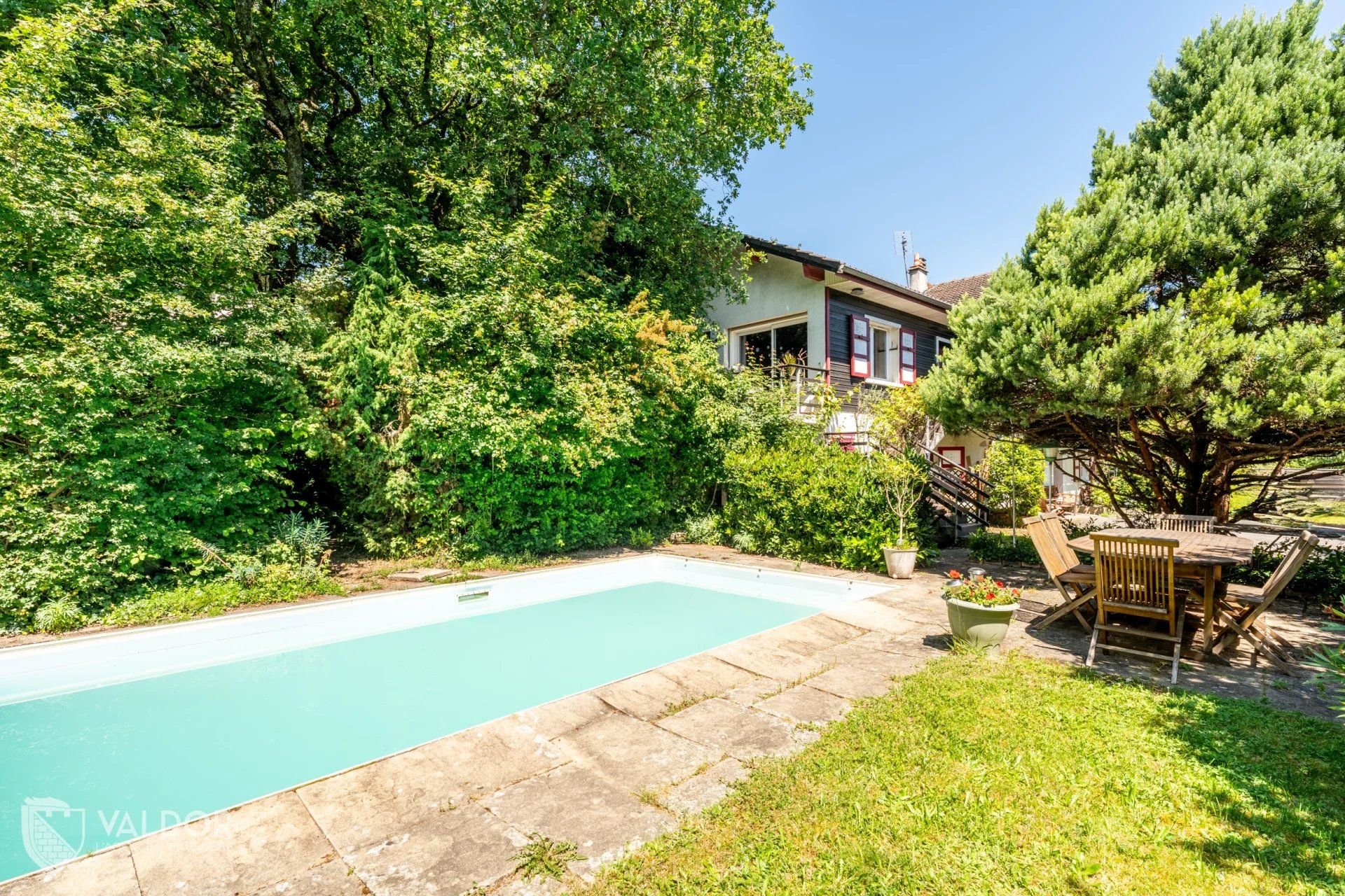 Dardilly – Chalet familial de 7 pièces avec piscine et jardin paysager