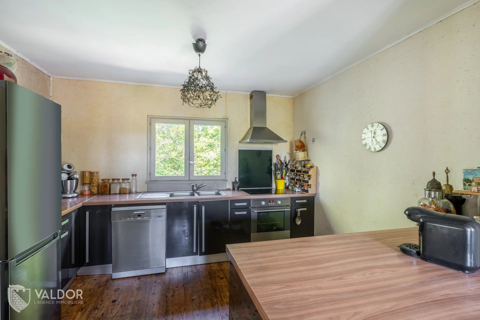 Dardilly – Chalet familial de 7 pièces avec piscine et jardin paysager