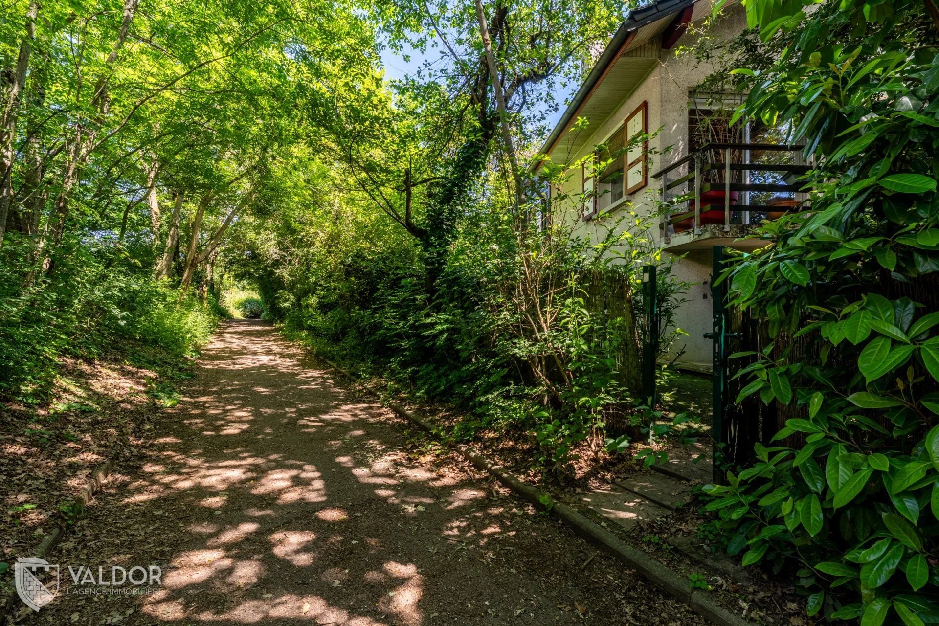 Dardilly – Chalet familial de 7 pièces avec piscine et jardin paysager