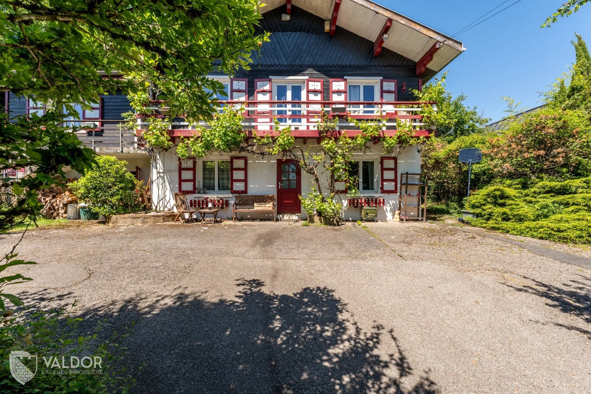 Dardilly – Chalet familial de 7 pièces avec piscine et jardin paysager
