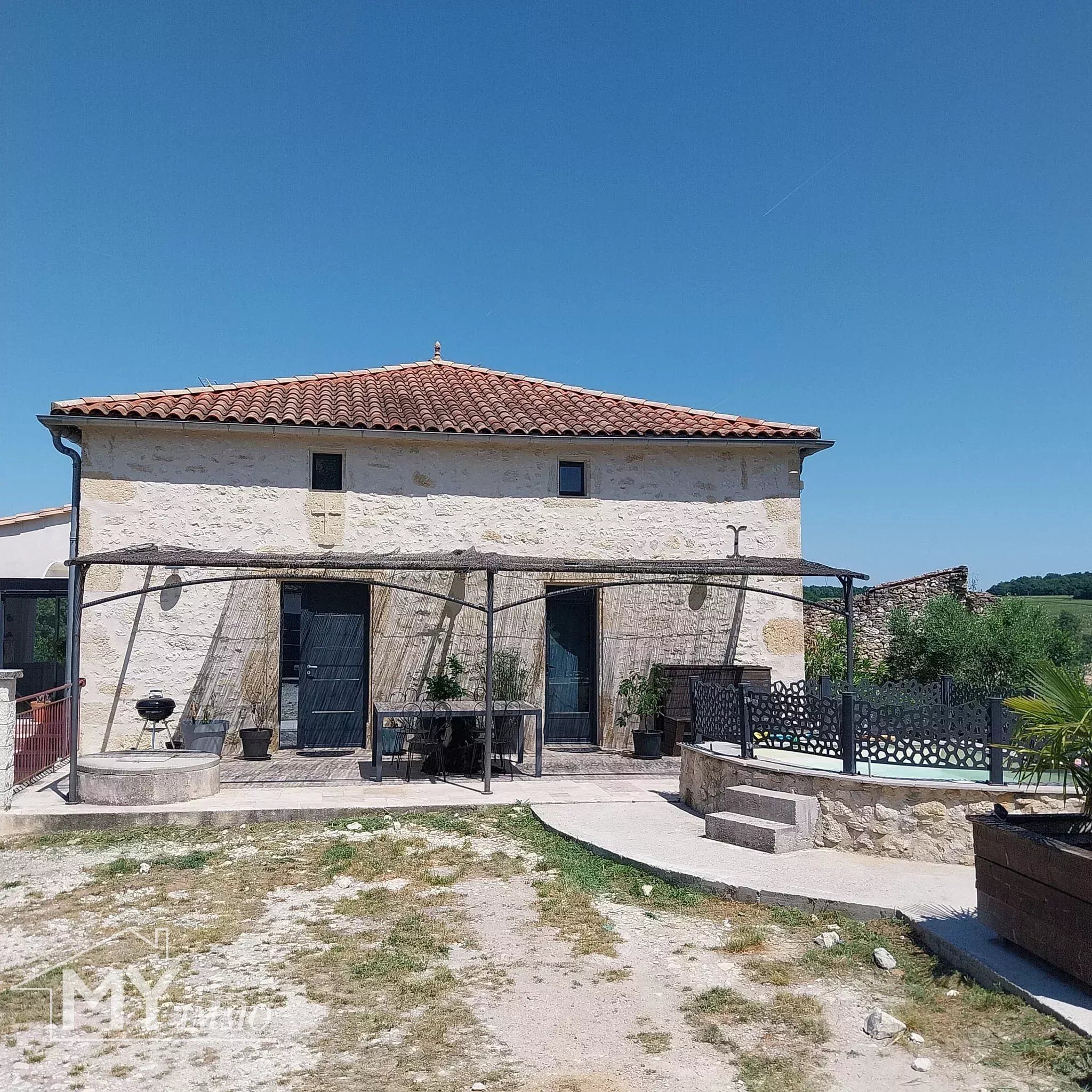 CAPLONG : Ancien presbytère entièrement rénové !