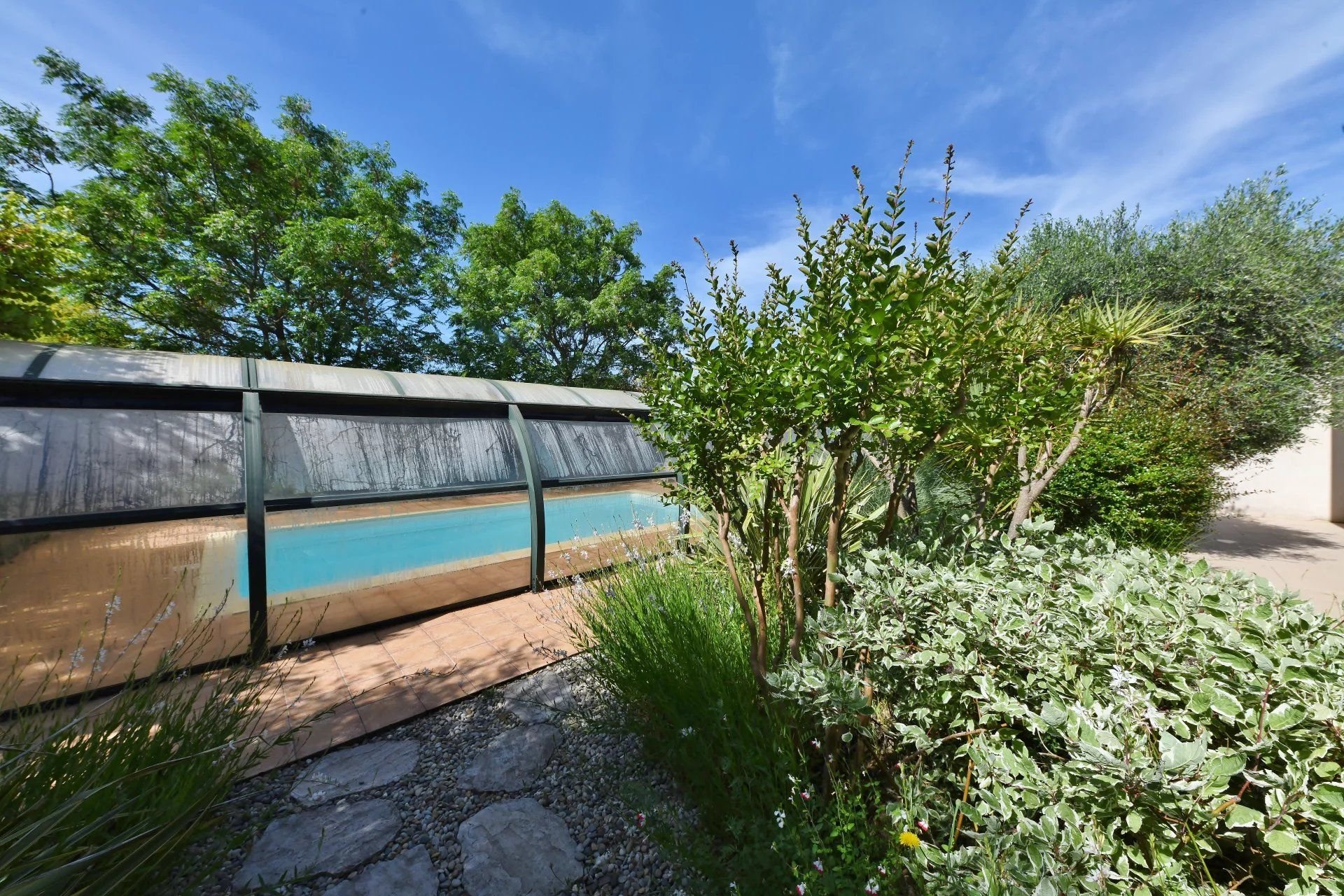 Propriété méridionale au cœur d'un superbe jardin paysagé