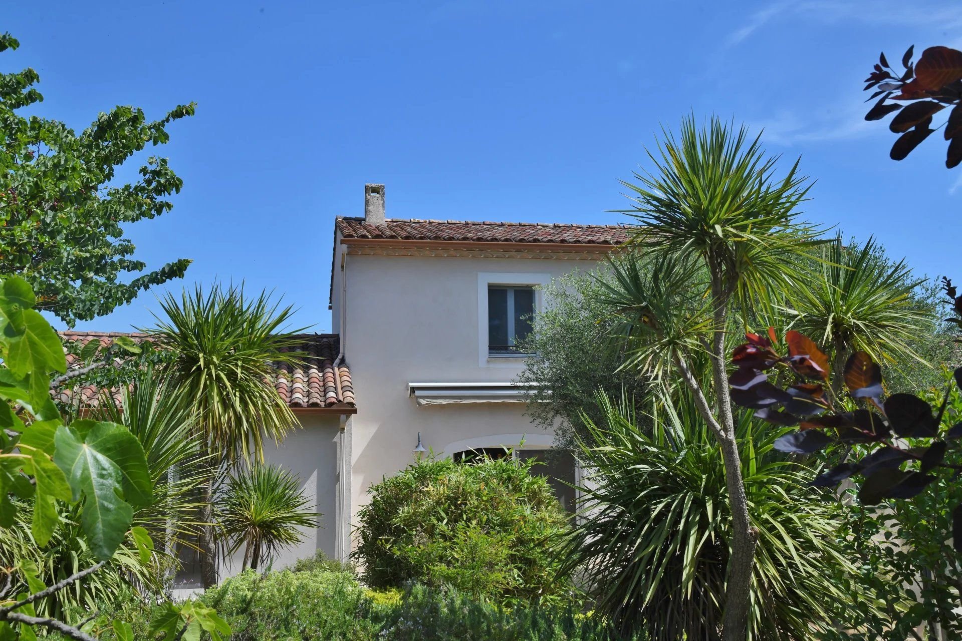 Propriété méridionale au cœur d'un superbe jardin paysagé