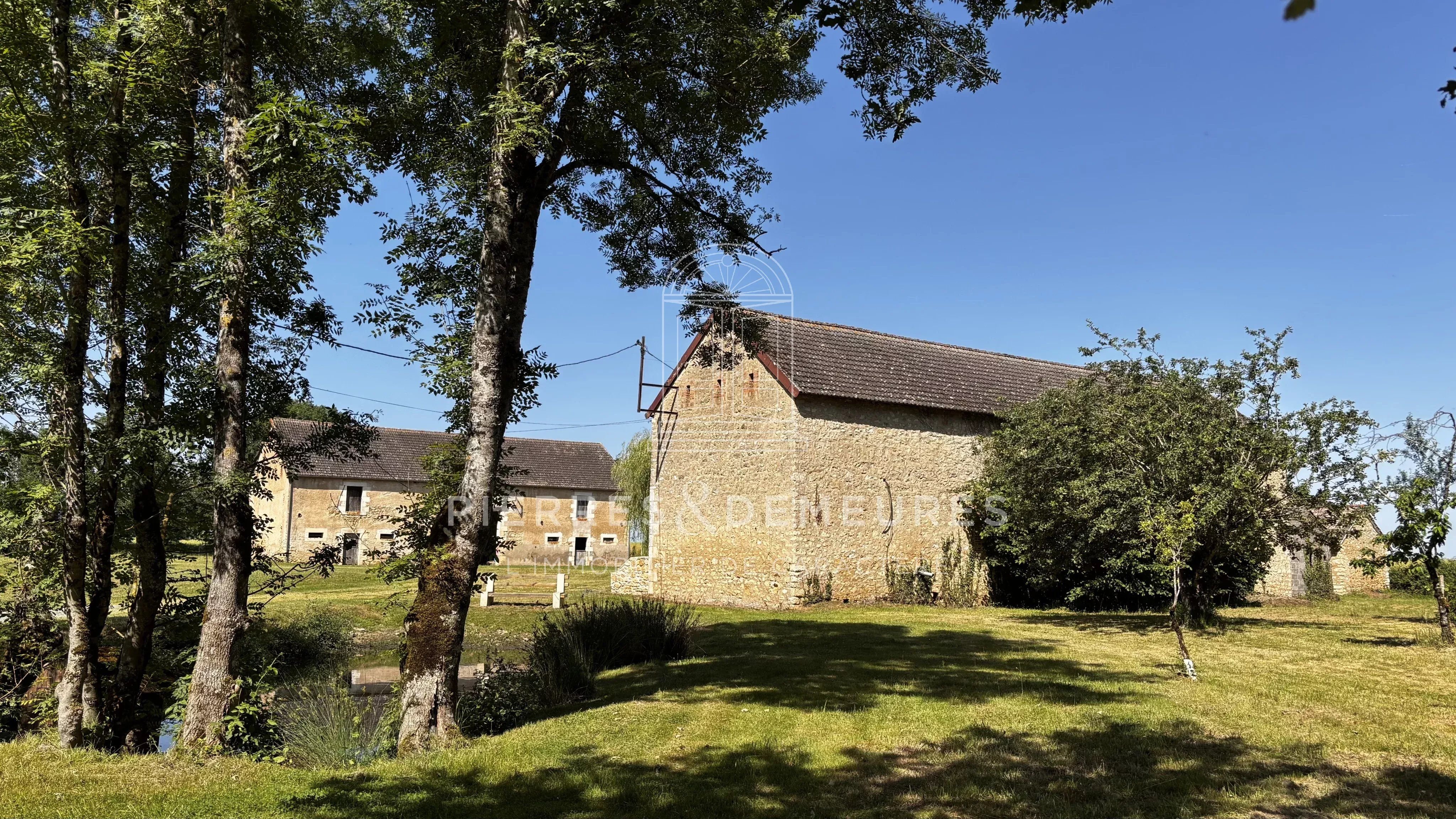 FERMETTE RENOVEE AVEC DEPENDANCES ET PARC OMBRAGE