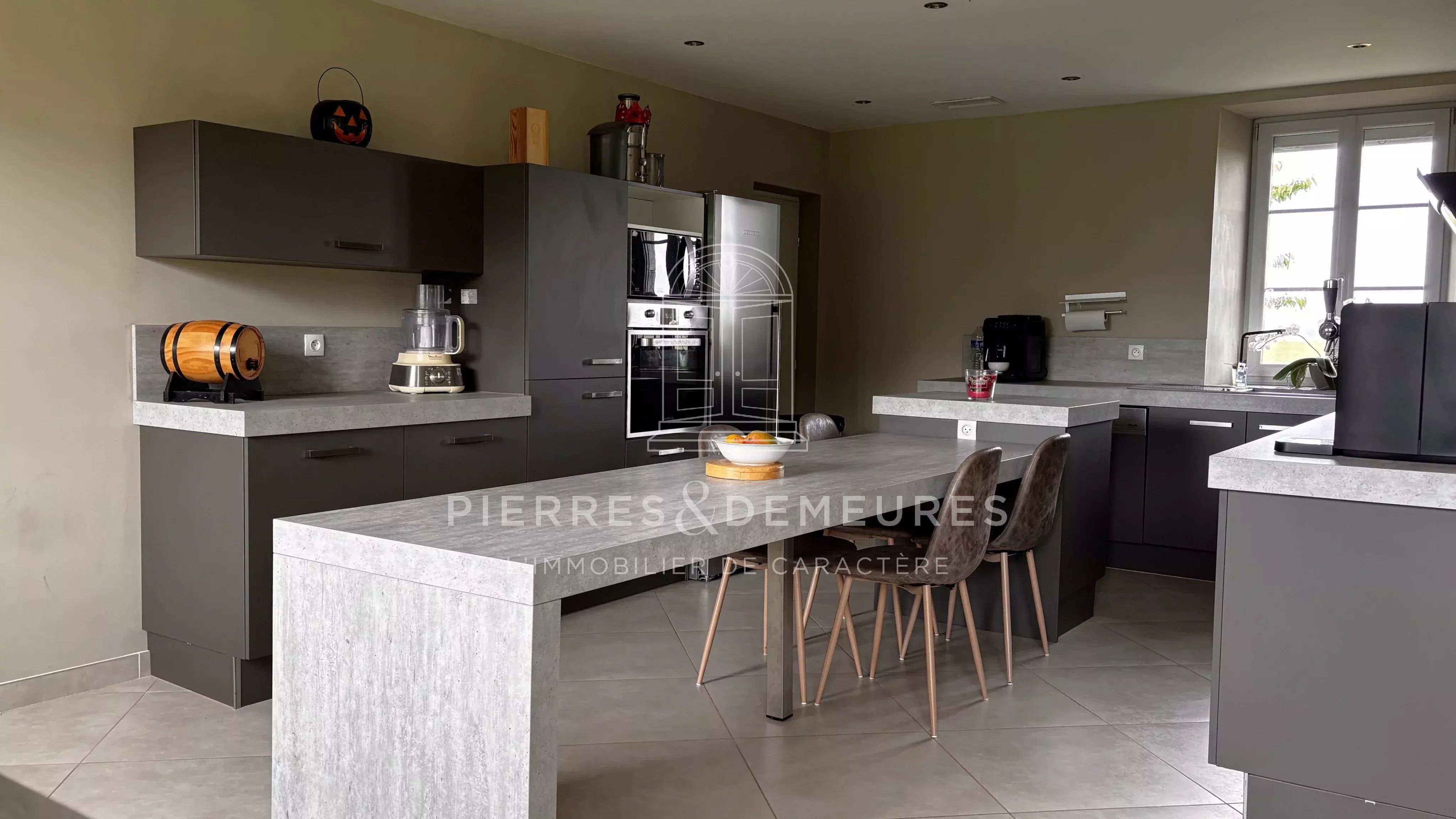 FERMETTE RENOVEE AVEC DEPENDANCES ET PARC OMBRAGE