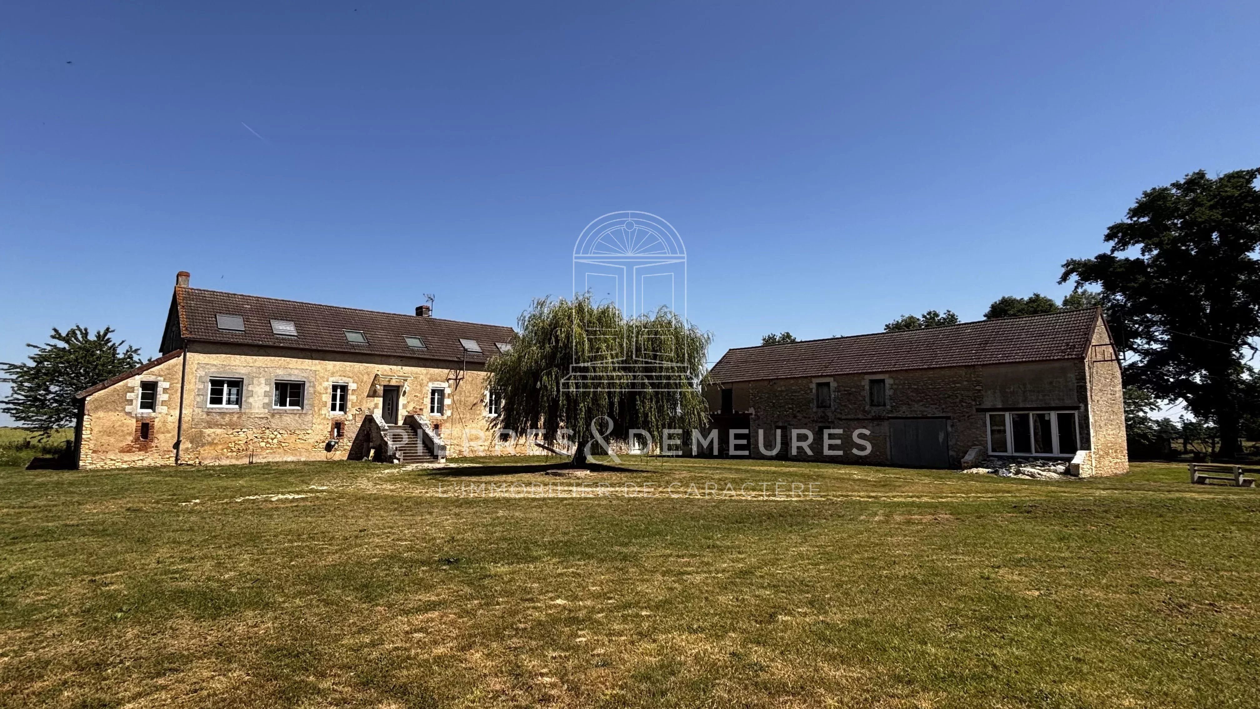 FERMETTE RENOVEE AVEC DEPENDANCES ET PARC OMBRAGE