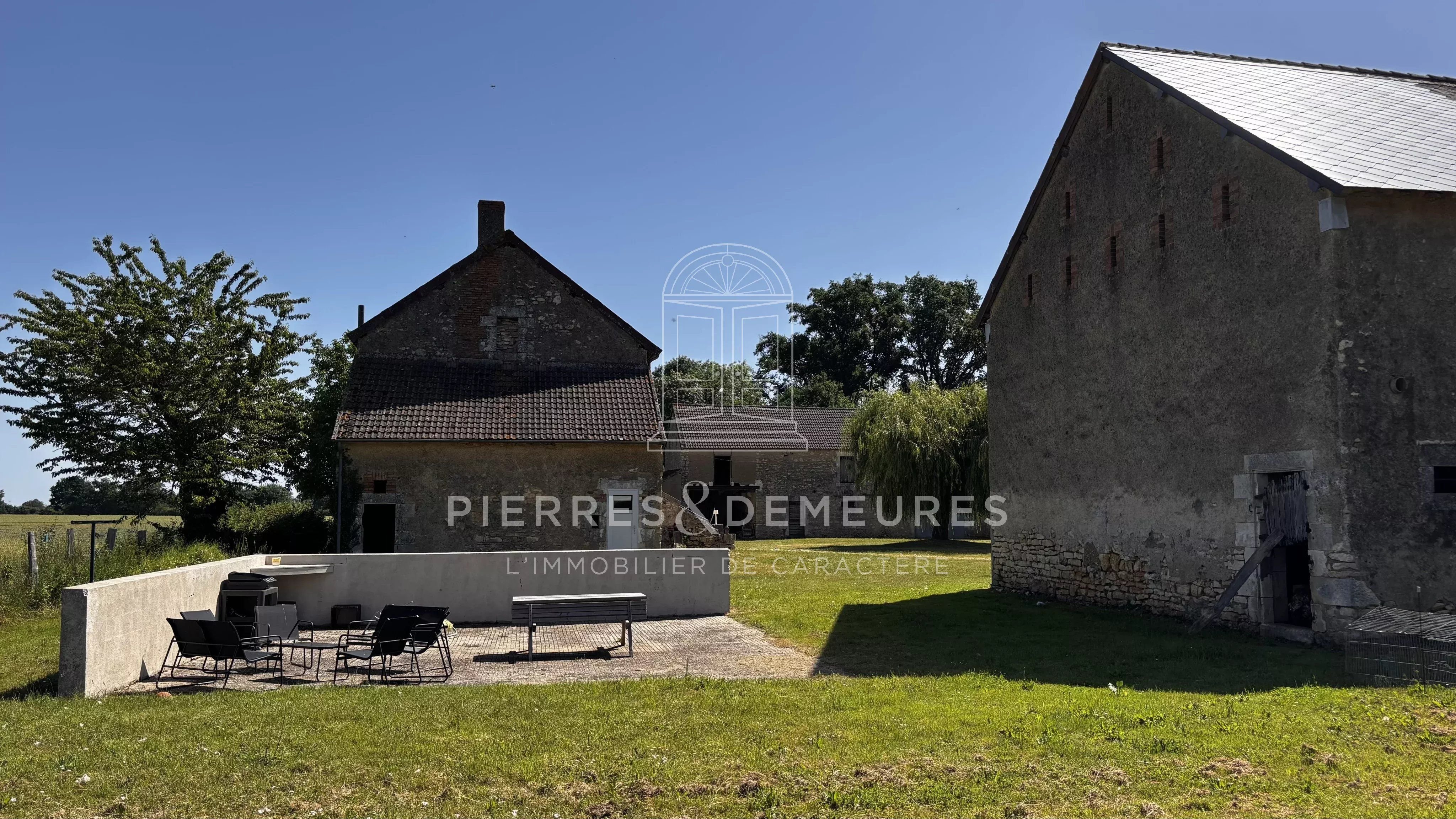 FERMETTE RENOVEE AVEC DEPENDANCES ET PARC OMBRAGE